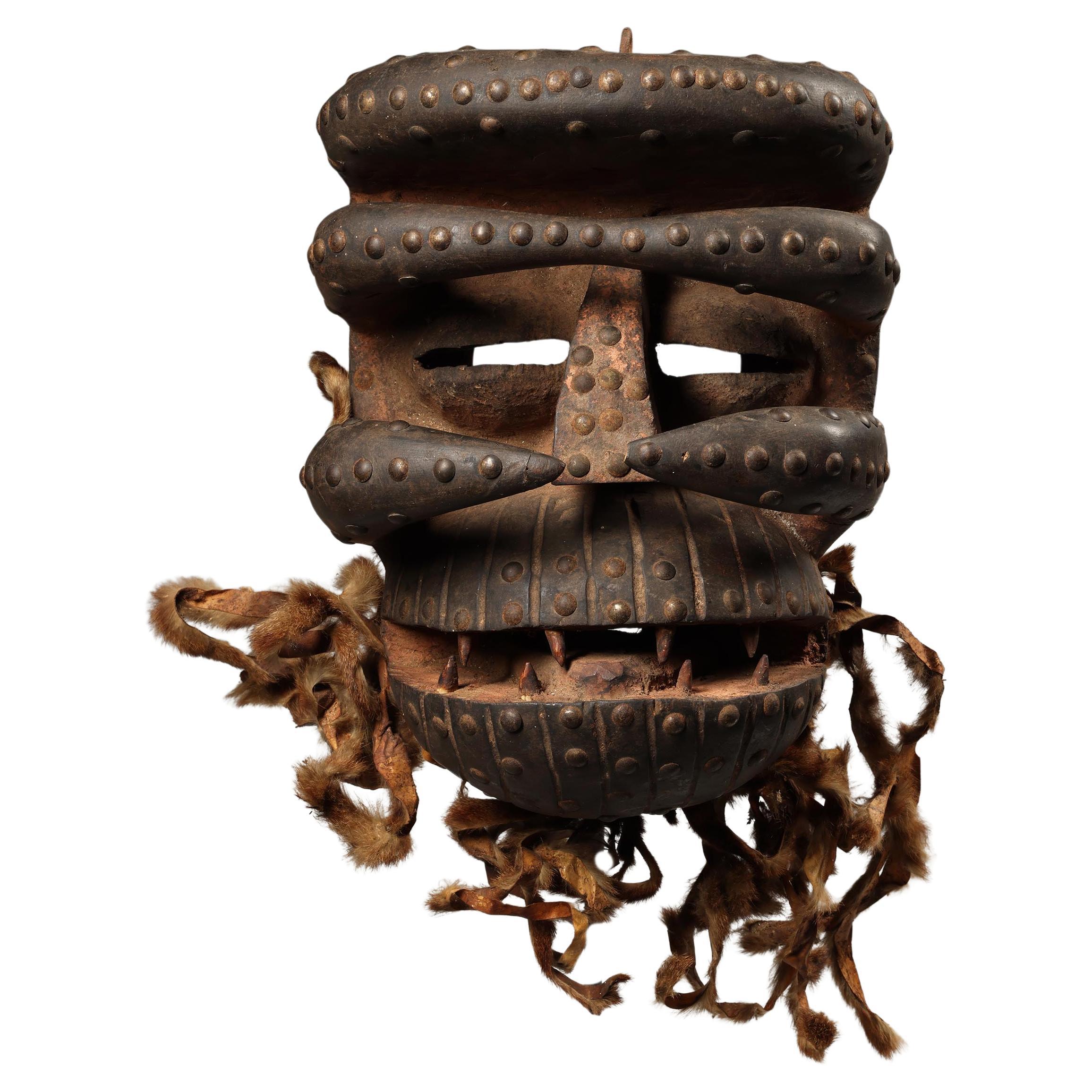 Très grand masque Dan Guere féroce avec défenses Côte d
Ivoire Afrique ex crainte en vente