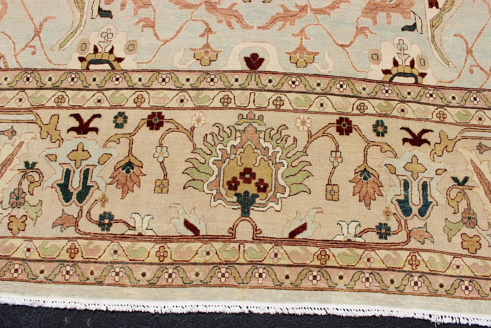 Alfombra fina muy grande en neutros, crema, topo, dorado, azul claro y verde en venta 2