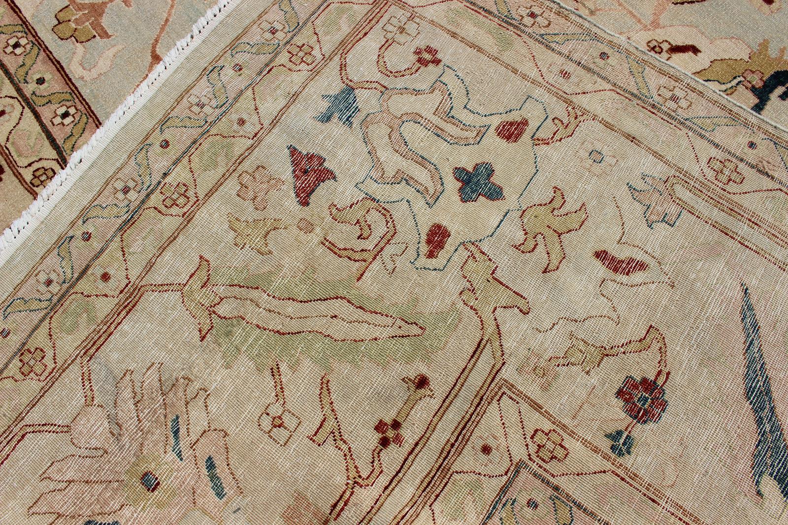 Alfombra fina muy grande en neutros, crema, topo, dorado, azul claro y verde en venta 6