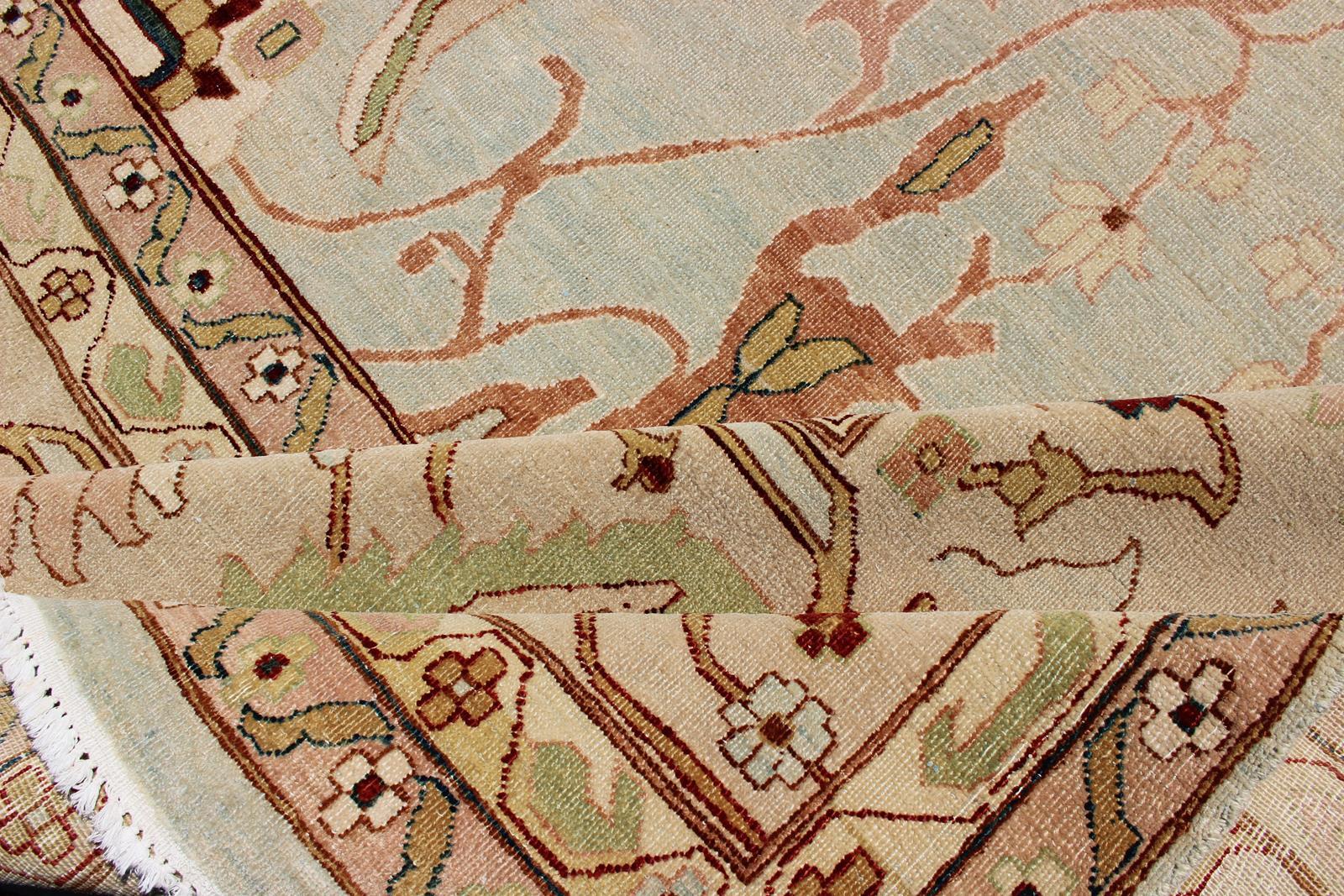 Alfombra fina muy grande en neutros, crema, topo, dorado, azul claro y verde en venta 7
