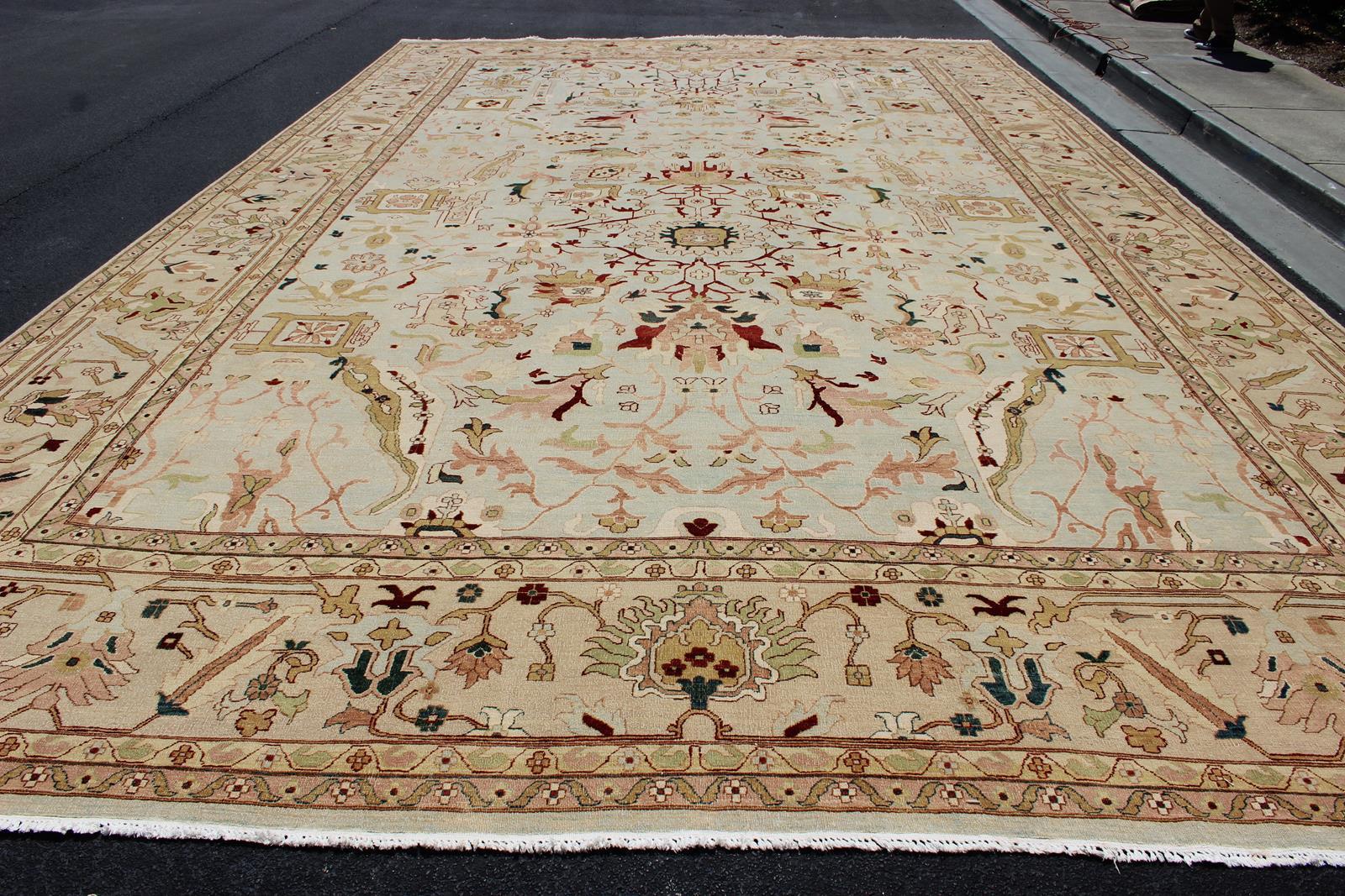 Alfombra fina muy grande en neutros, crema, topo, dorado, azul claro y verde en venta 8