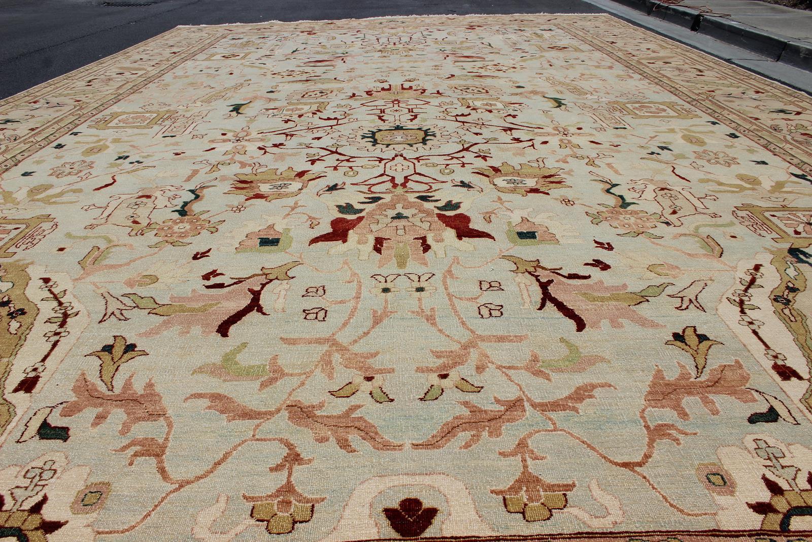 Alfombra fina muy grande en neutros, crema, topo, dorado, azul claro y verde en venta 9