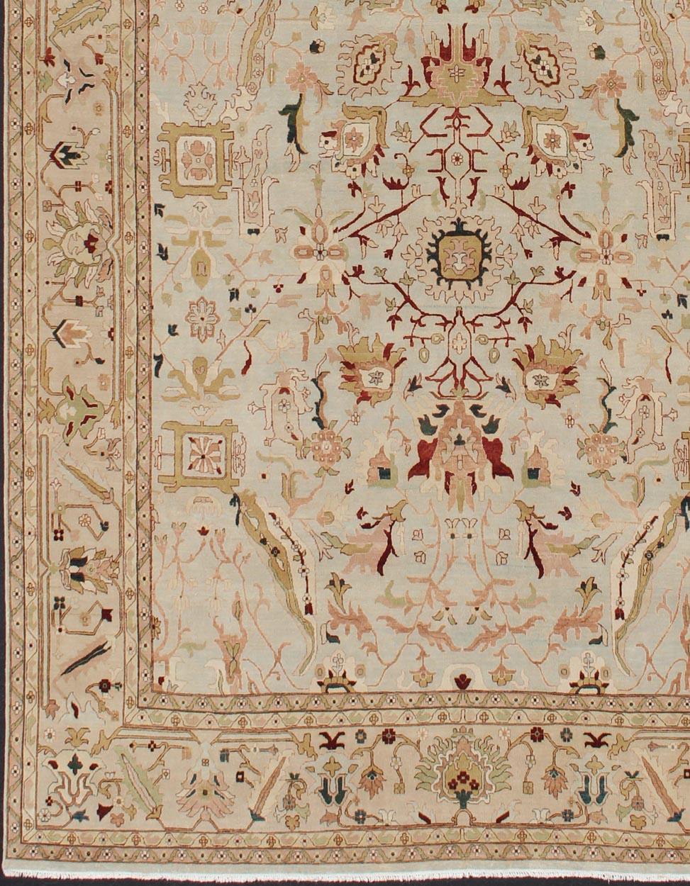 Alfombra afgana anudada a mano en tonos crema, marrón, rojo, verde, dorado, azul claro y tierra con flores, TRA-6031 país de origen / tipo: Afgana / circa 1980.

Medidas: 16' x 27' 1