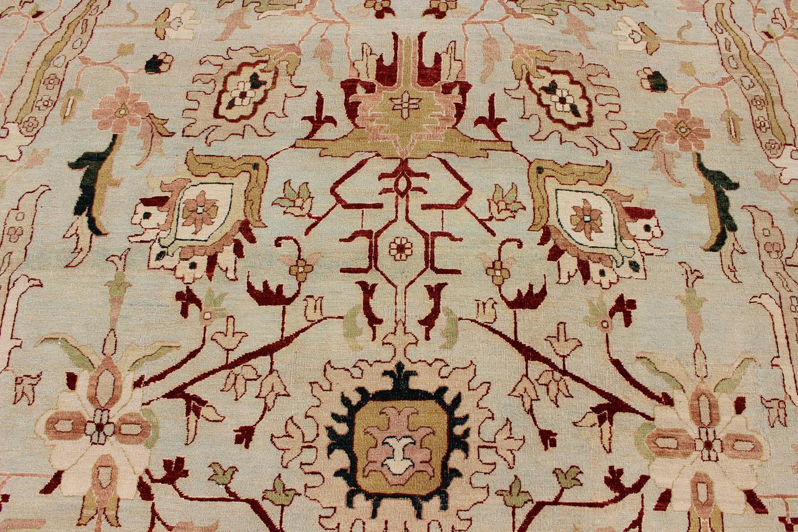 Alfombra fina muy grande en neutros, crema, topo, dorado, azul claro y verde Anudado a mano en venta
