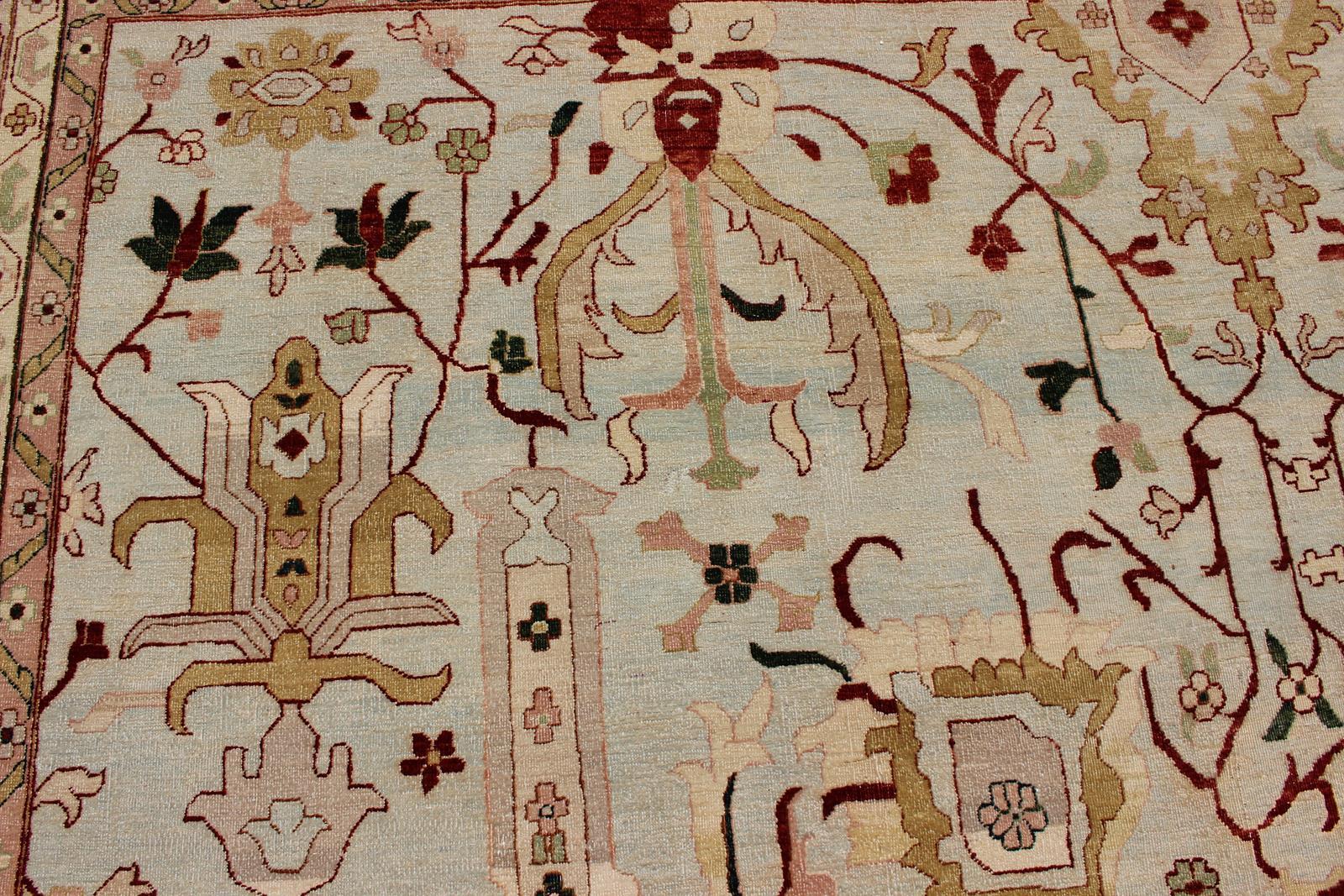 Alfombra fina muy grande en neutros, crema, topo, dorado, azul claro y verde siglo XX en venta