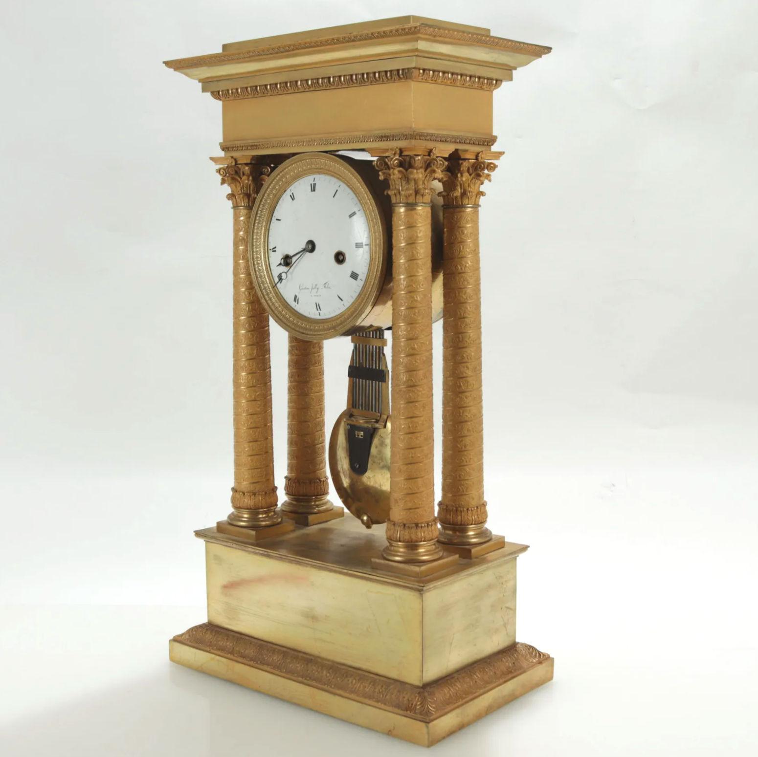 Horloge de cheminée Empire en bronze doré par Gaston Jolly, Paris, Circa 1810s, avec pendule d'origine.