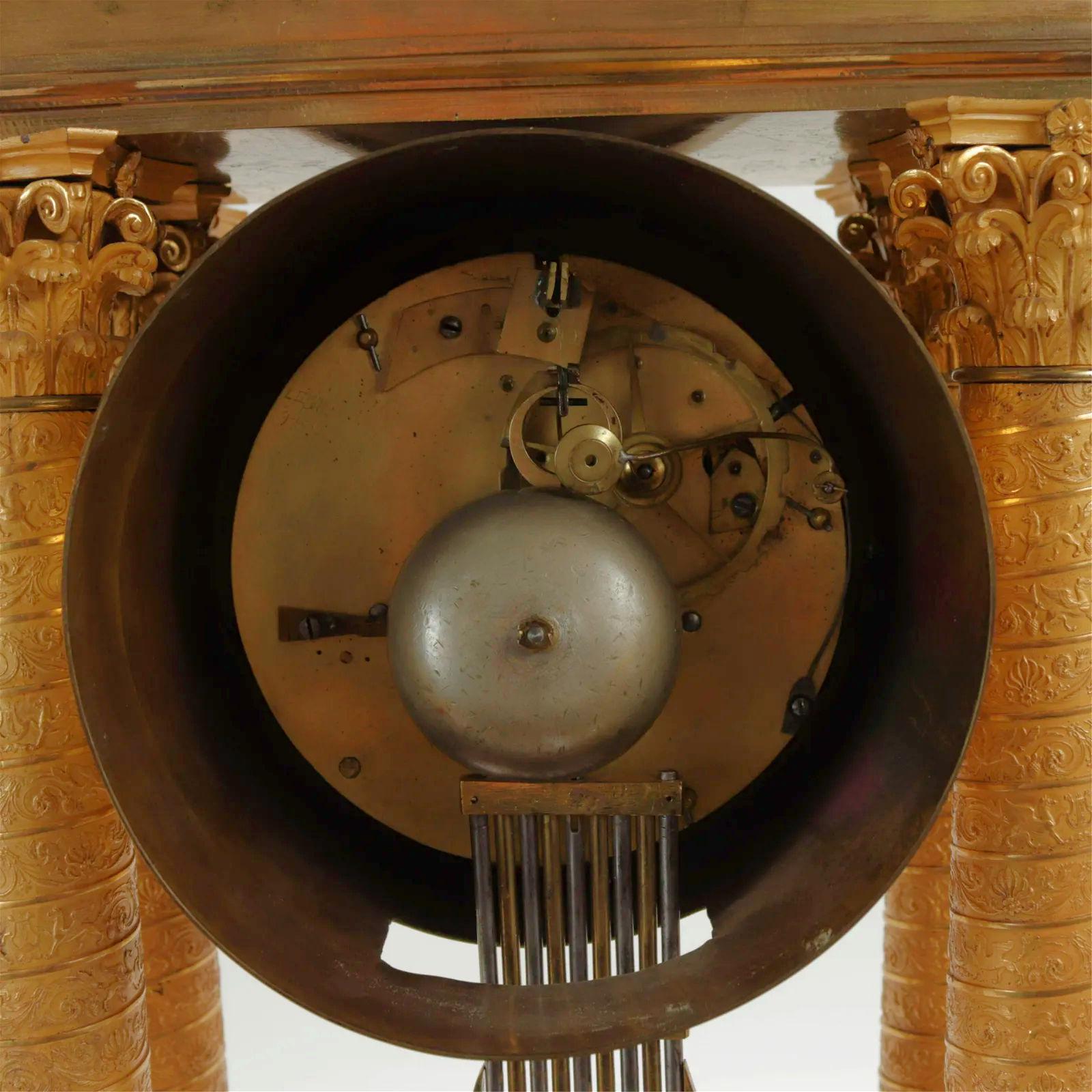 Très grande horloge de cheminée française du 19ème siècle en bronze doré d'époque Empire Bon état - En vente à New York, NY