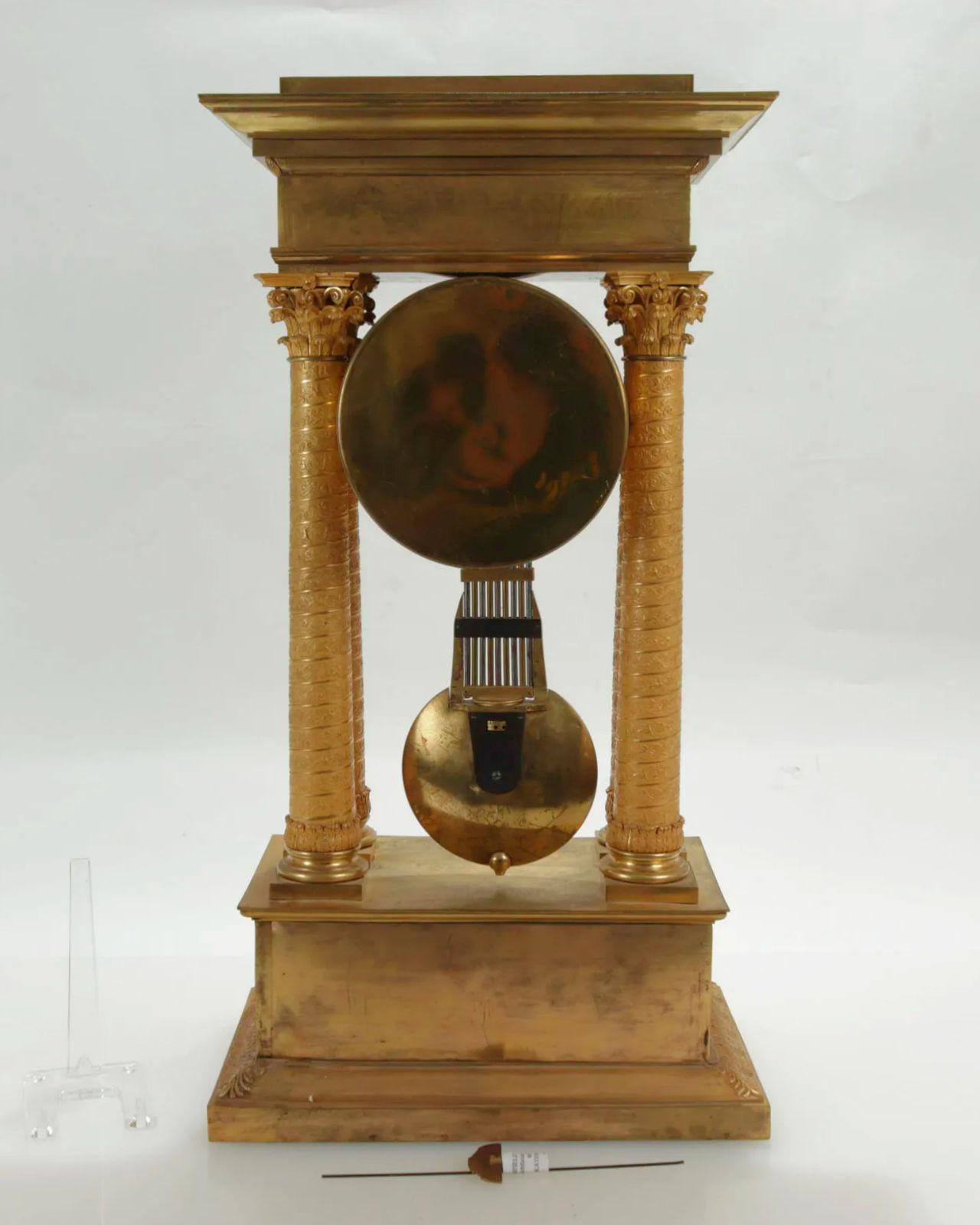 XIXe siècle Très grande horloge de cheminée française du 19ème siècle en bronze doré d'époque Empire en vente
