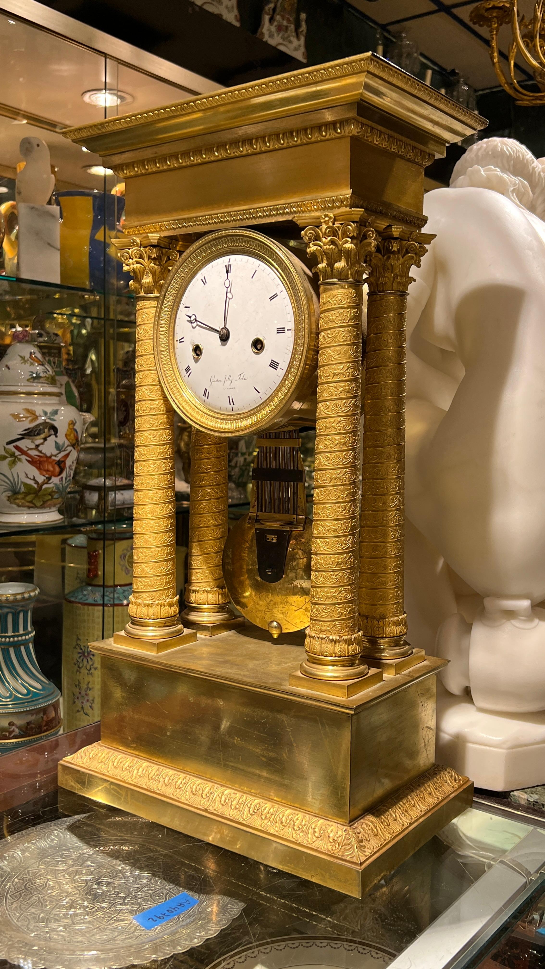 Bronze Très grande horloge de cheminée française du 19ème siècle en bronze doré d'époque Empire en vente