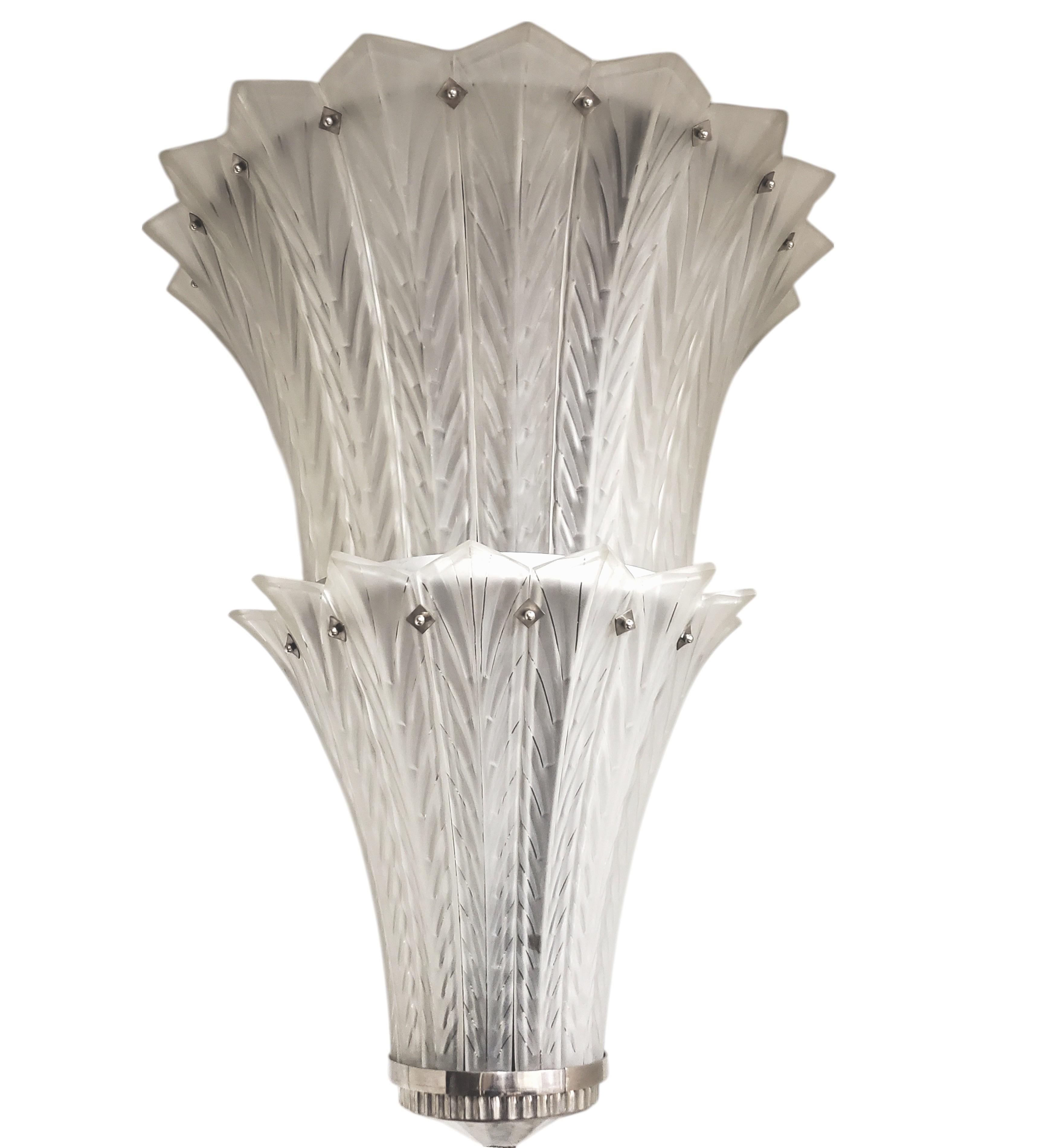Lampadario francese Art Deco a due piani in vetro artistico smerigliato Sabino Art. in vendita 2
