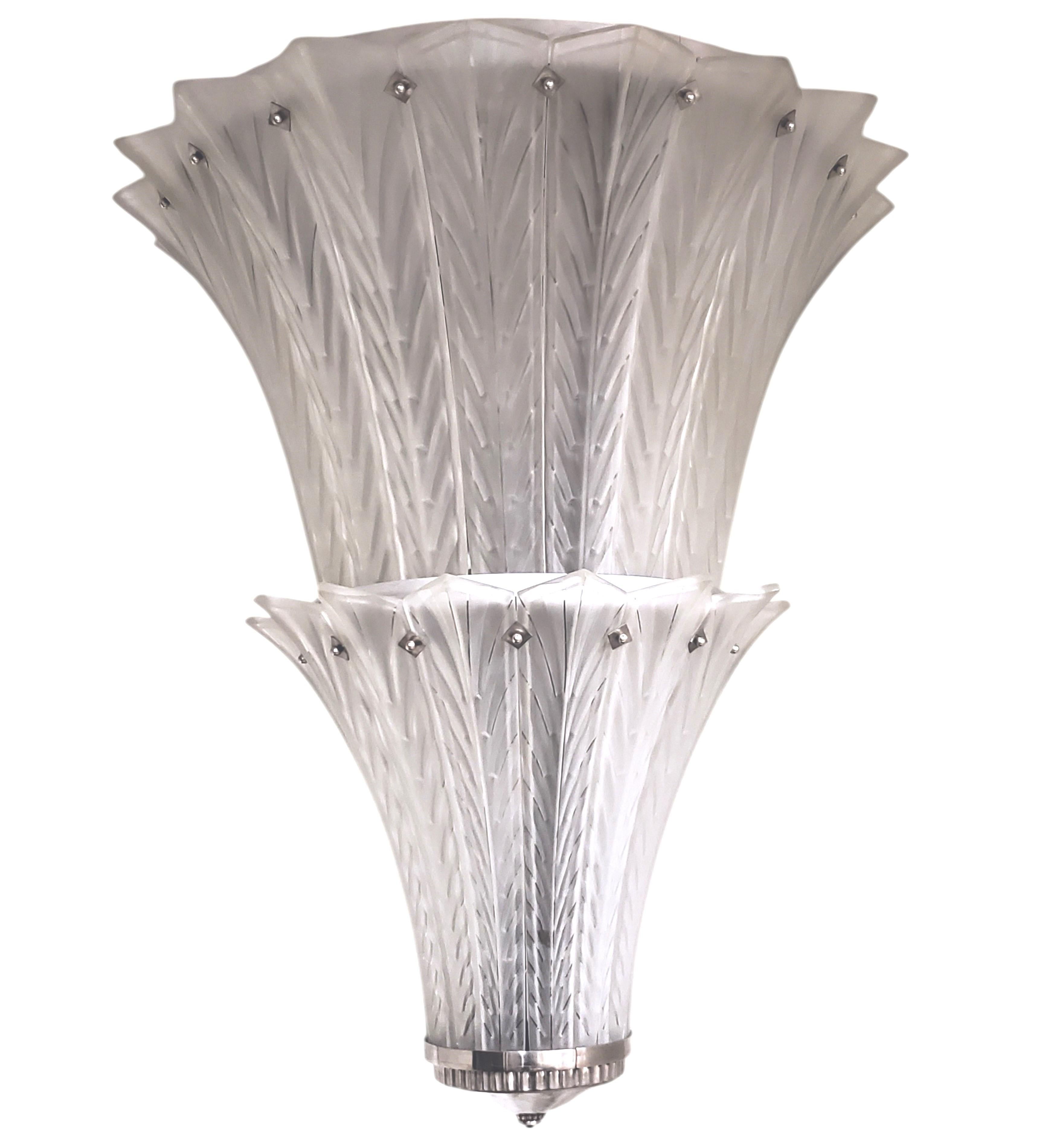 Lampadario francese Art Deco a due piani in vetro artistico smerigliato Sabino Art. in vendita 3