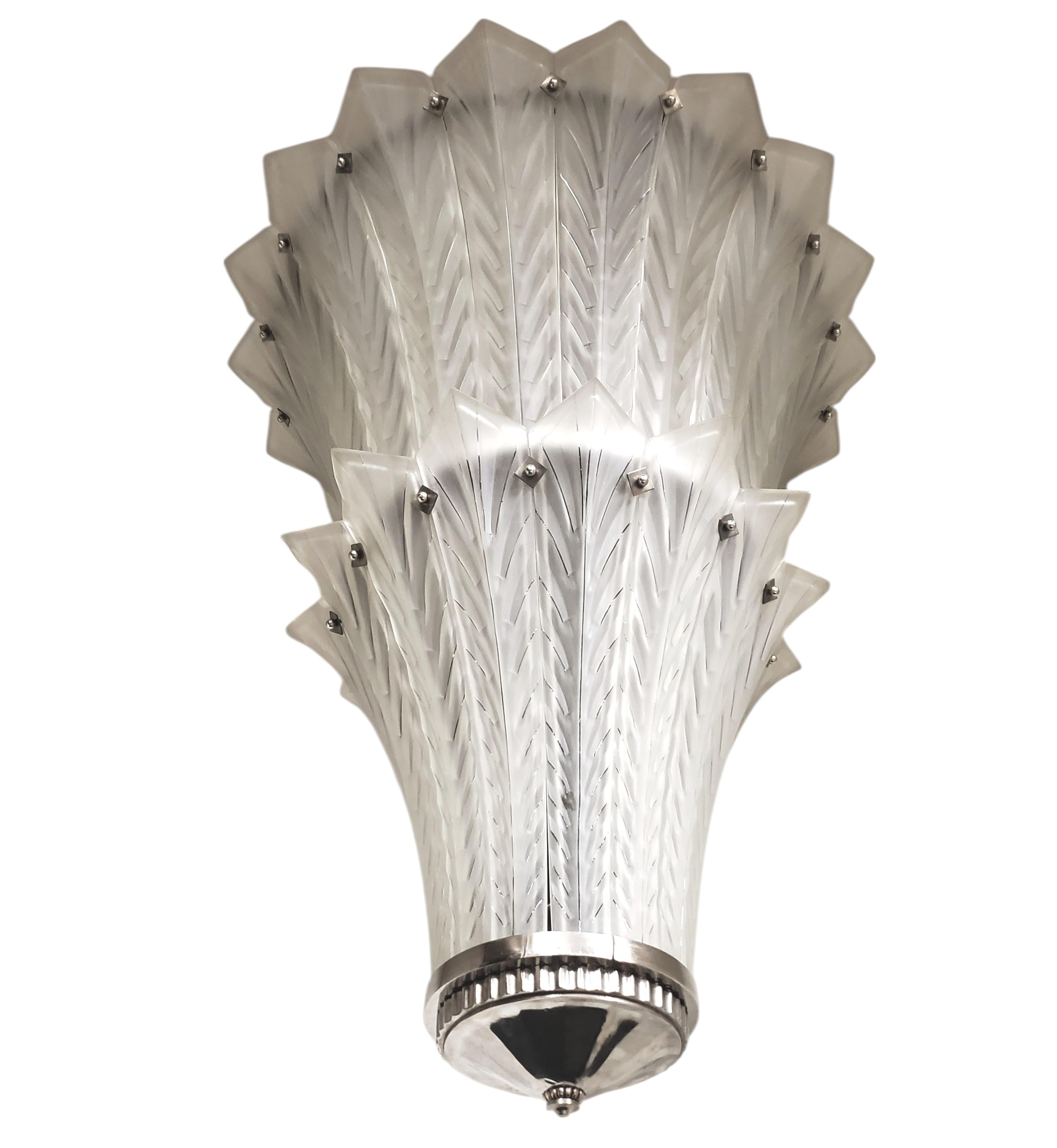 Lampadario francese Art Deco a due piani in vetro artistico smerigliato Sabino Art. in vendita 4