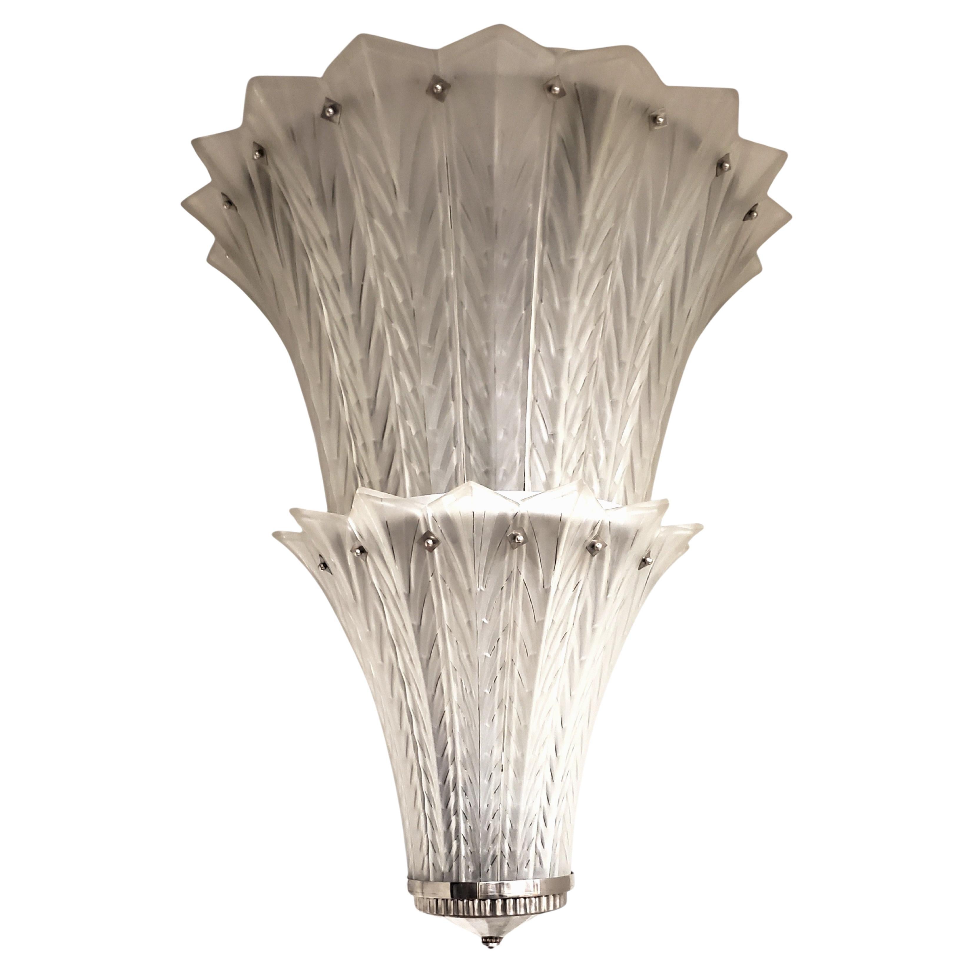 Lampadario francese Art Deco a due piani in vetro artistico smerigliato Sabino Art. in vendita 5