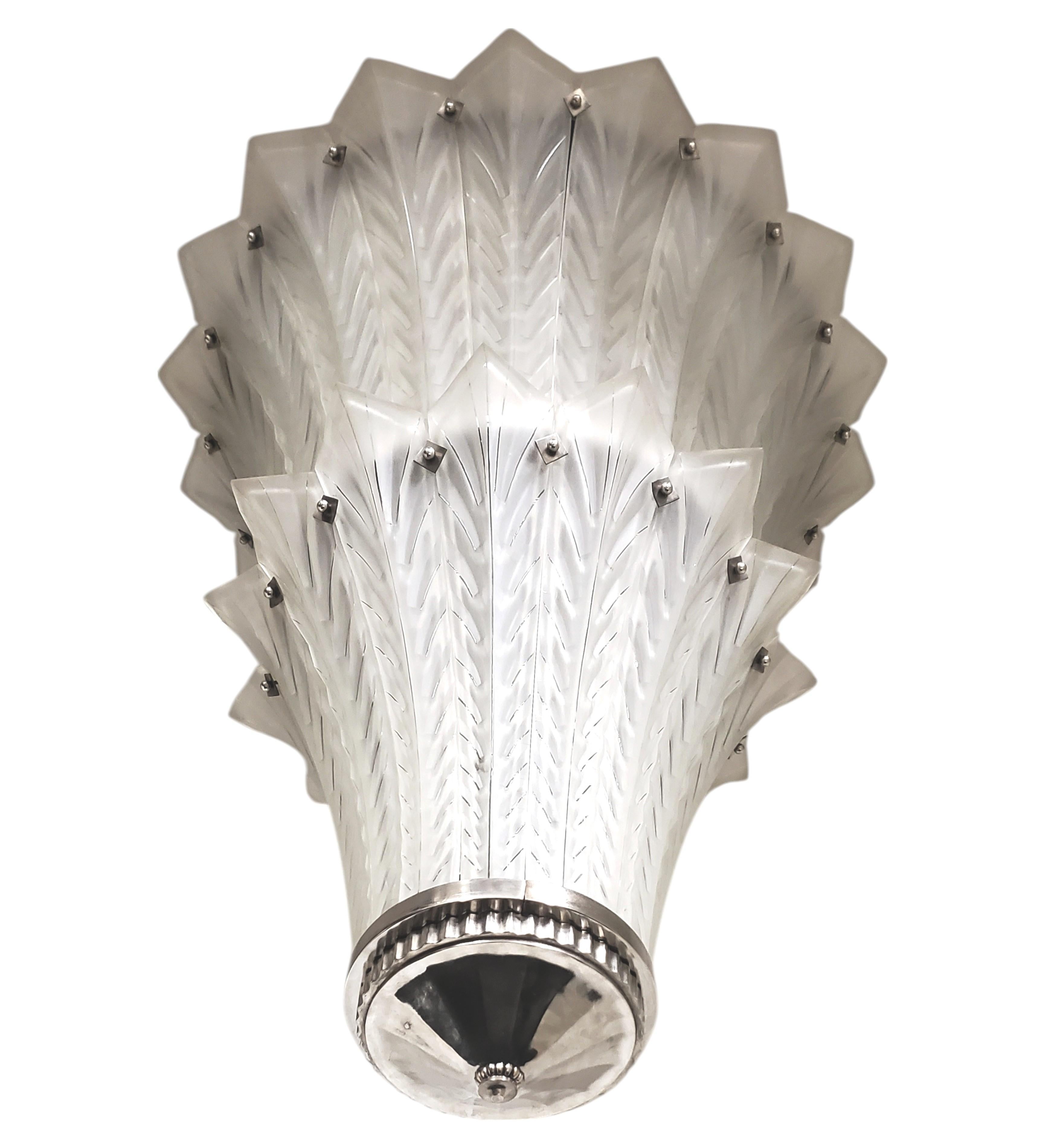 Lampadario francese Art Deco a due piani in vetro artistico smerigliato Sabino Art. in vendita 6