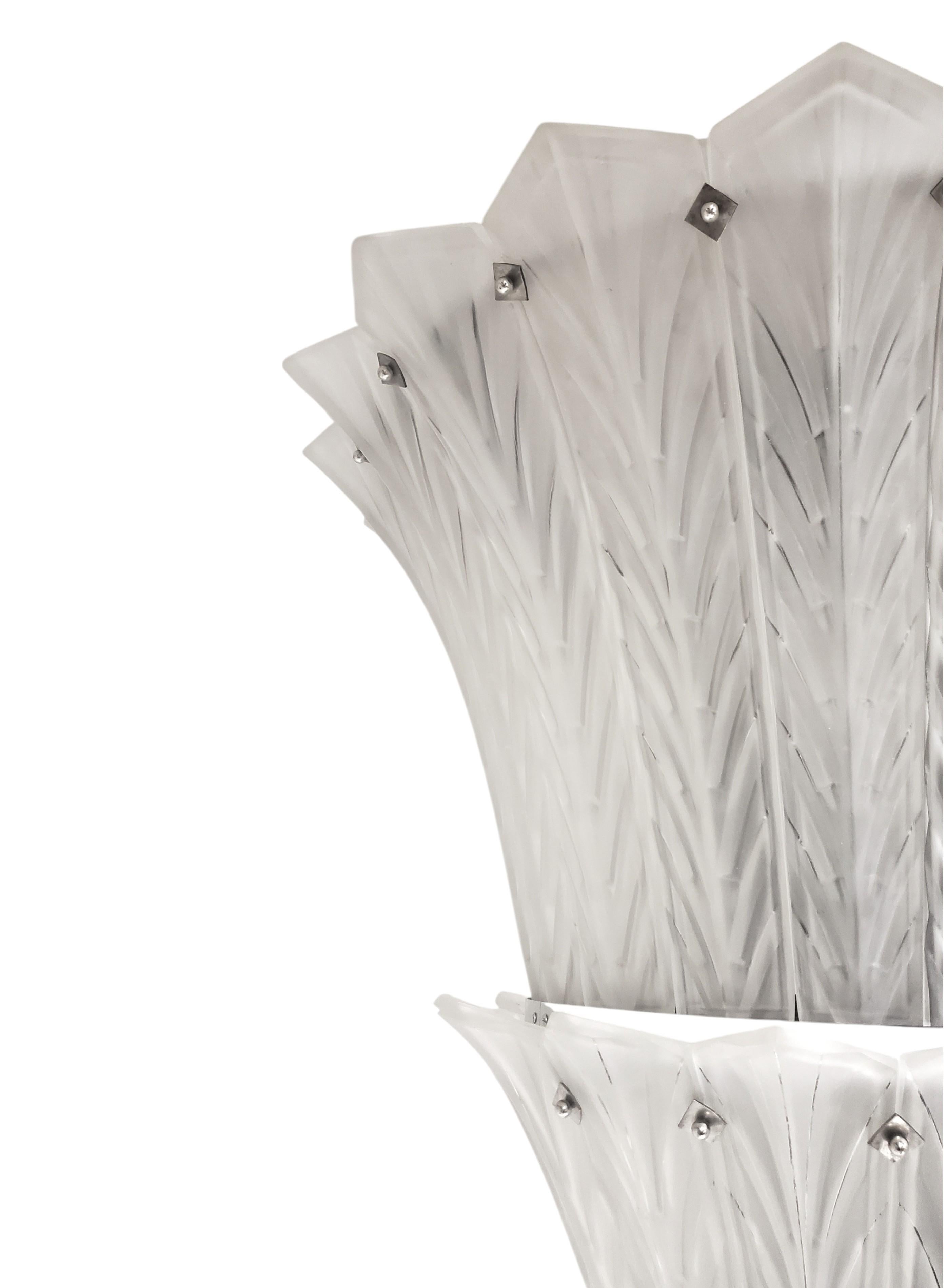 Lampadario francese Art Deco a due piani in vetro artistico smerigliato Sabino Art. in vendita 7