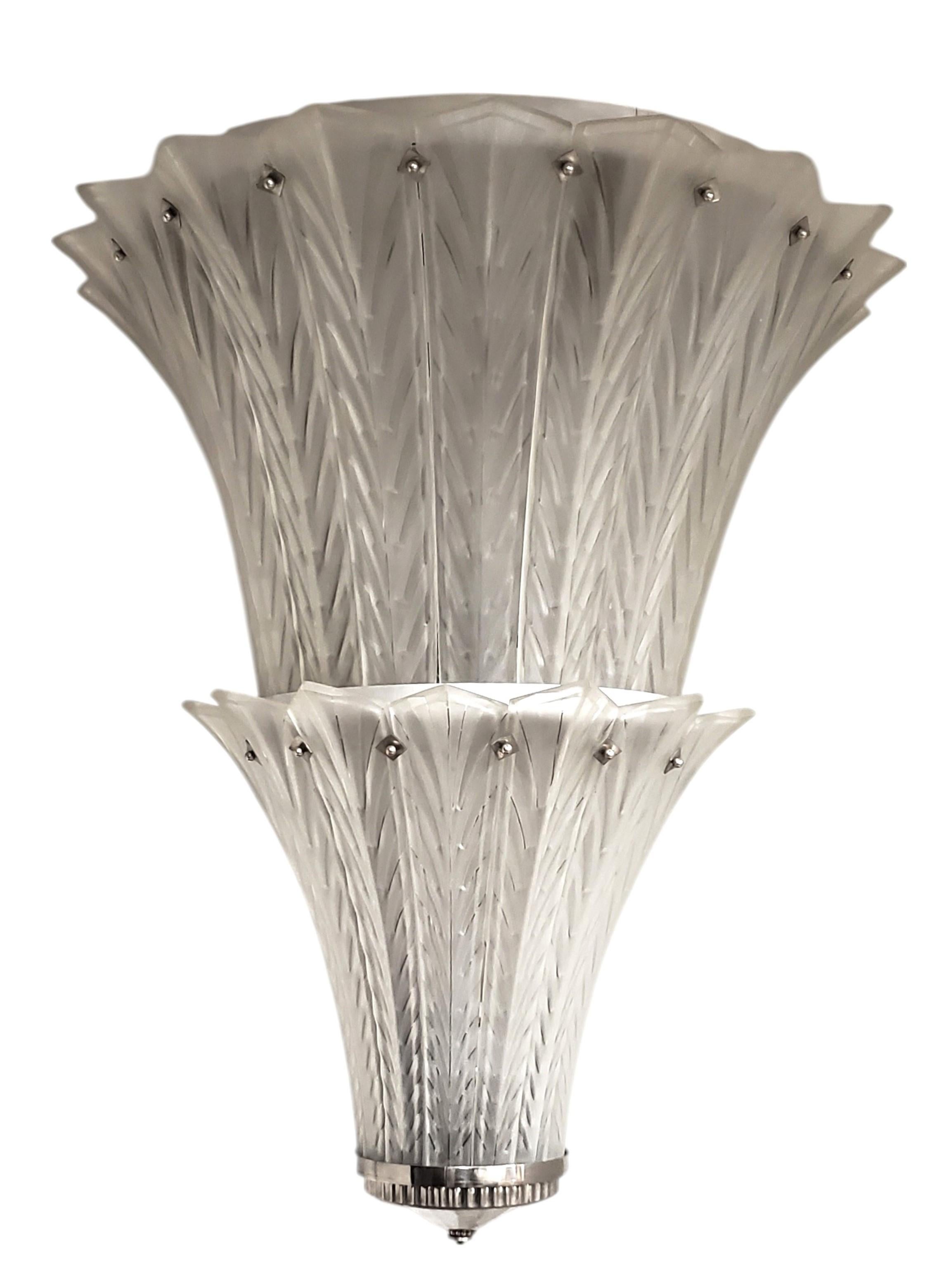 Lampadario francese Art Deco a due piani in vetro artistico smerigliato Sabino Art. in vendita 8