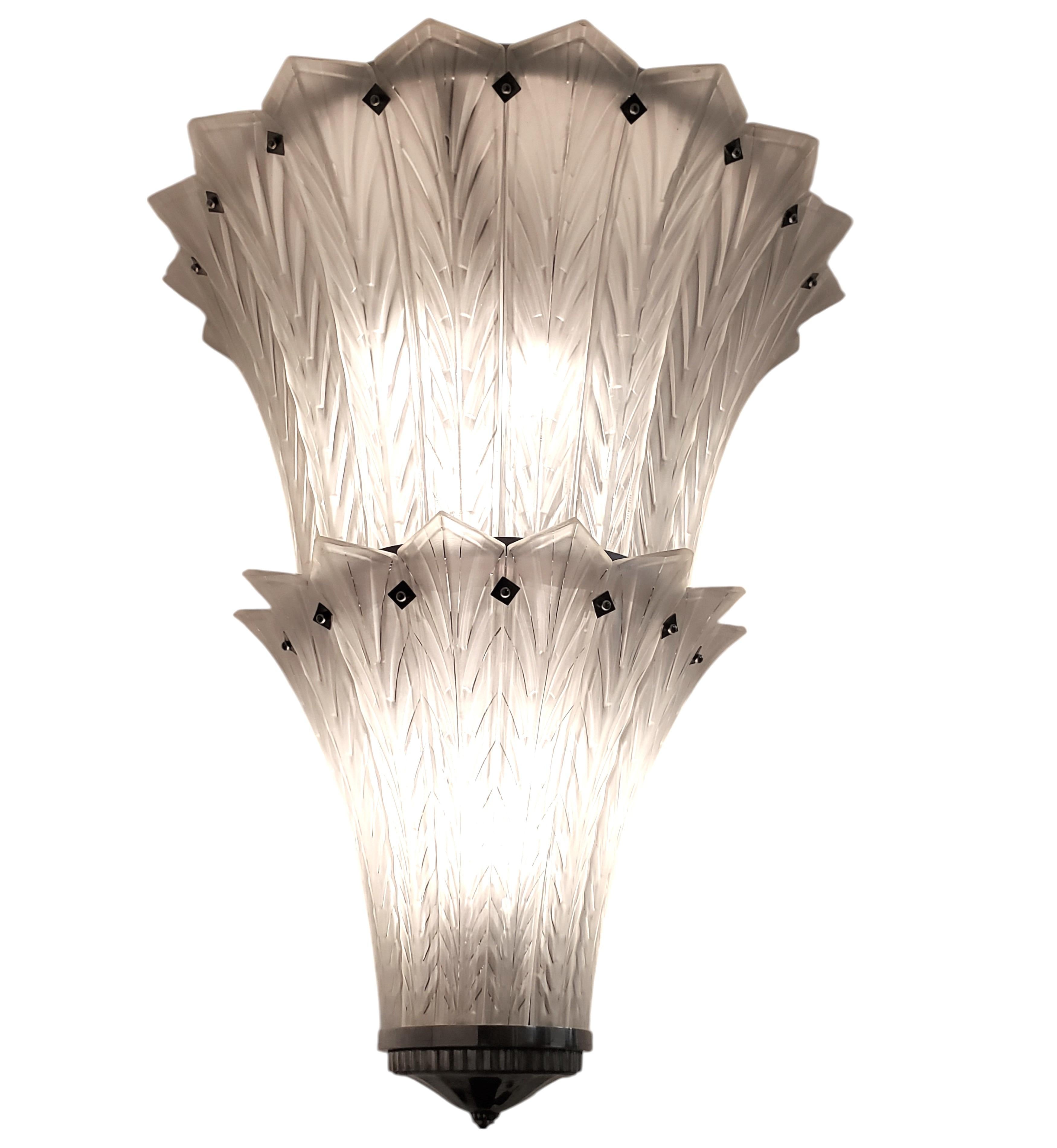 Lampadario francese Art Deco a due piani in vetro artistico smerigliato Sabino Art. in vendita 9