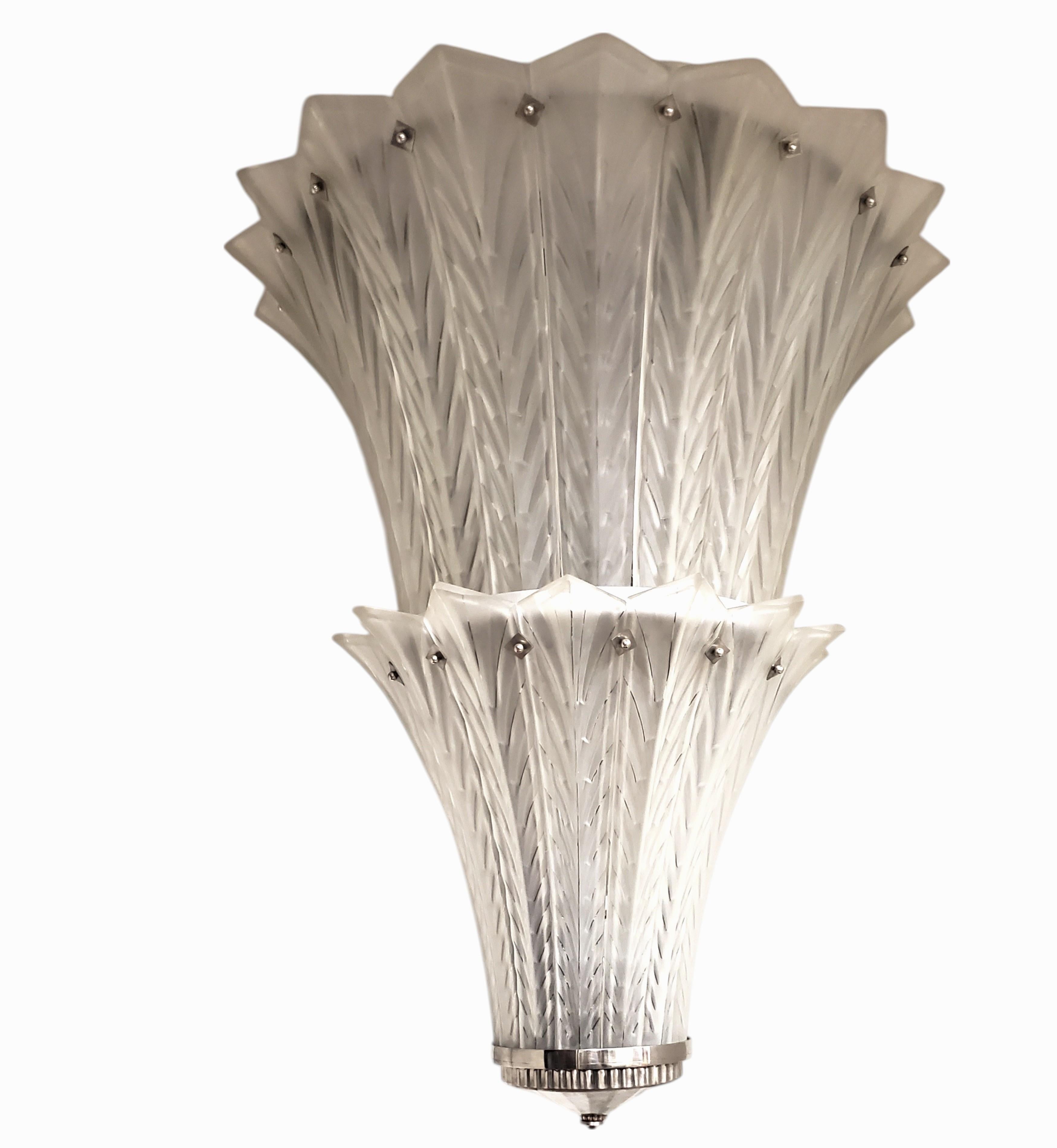 Lampadario francese Art Deco a due piani in vetro artistico smerigliato Sabino Art. in vendita 11
