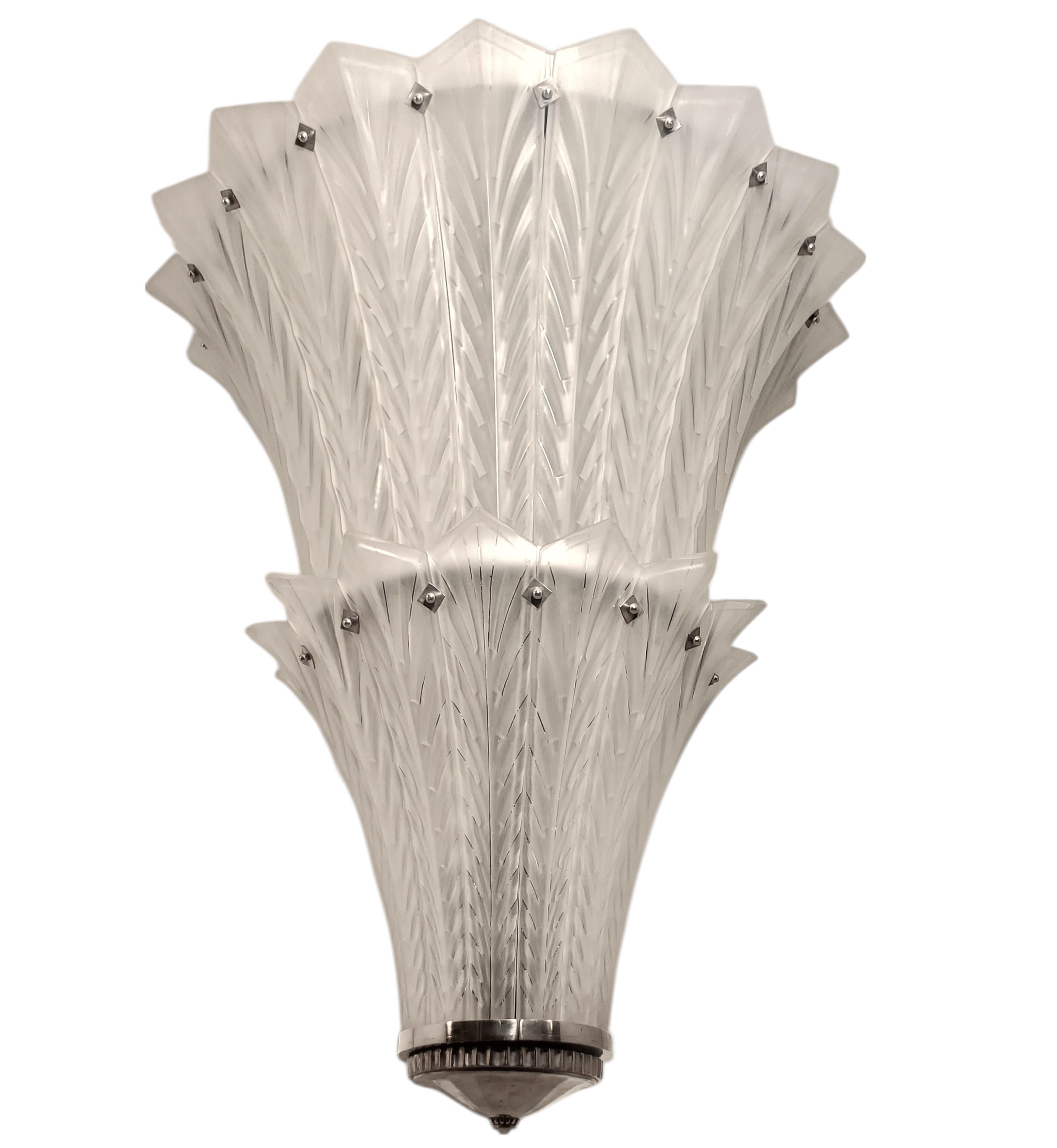 Majestic e imponente lampadario francese Art Déco di Marius-Ernest Sabino (Parigi, anni '30) Due livelli di pannelli in vetro artistico modellato con un design a cascata caratterizzano questo lampadario dall'aspetto architettonico moderno.  Presenta