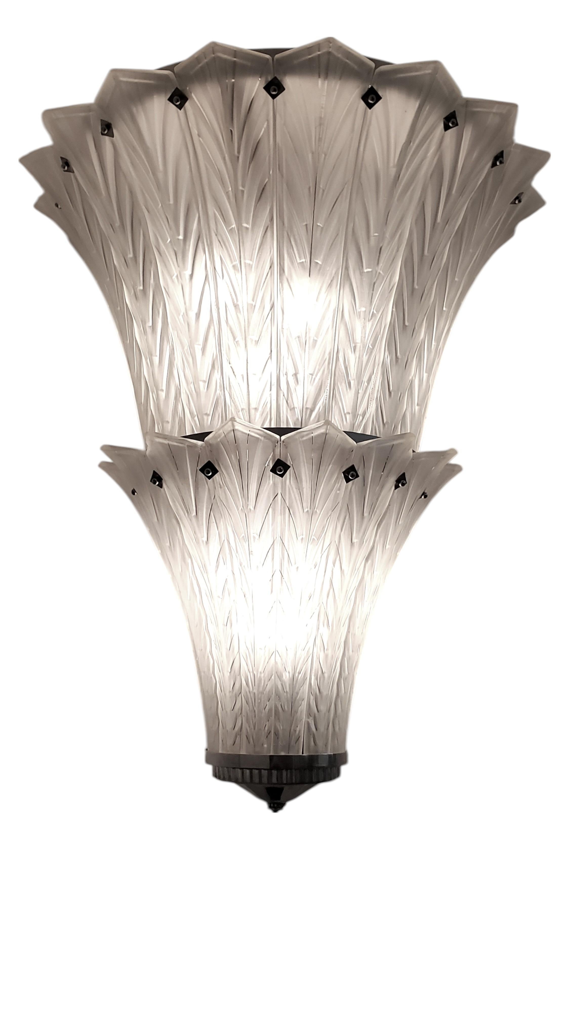 Art Déco Lampadario francese Art Deco a due piani in vetro artistico smerigliato Sabino Art. in vendita