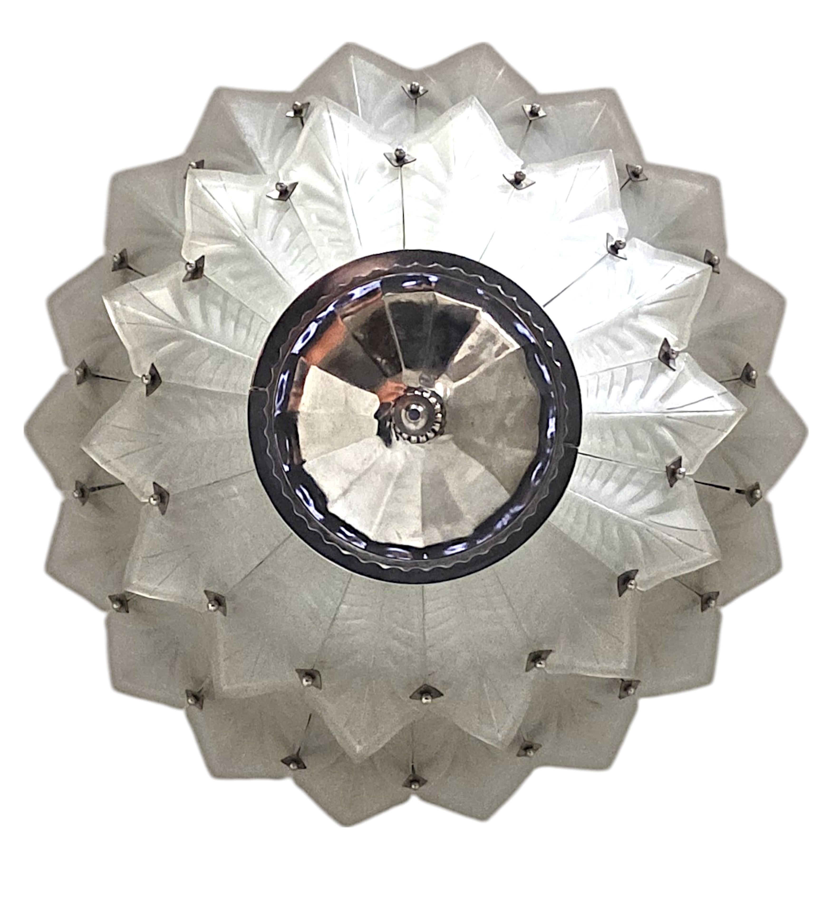 Lampadario francese Art Deco a due piani in vetro artistico smerigliato Sabino Art. in vendita 1