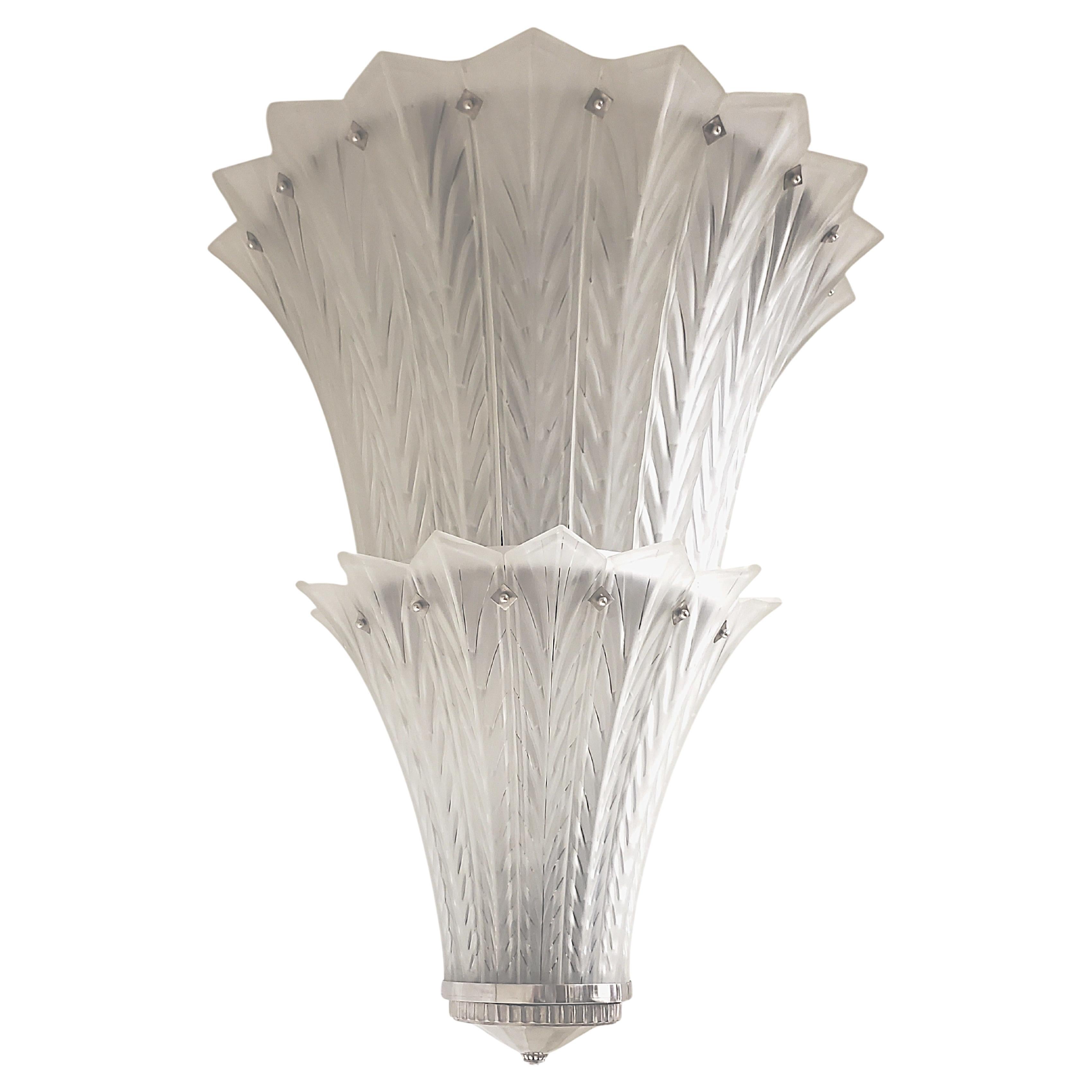 Lampadario francese Art Deco a due piani in vetro artistico smerigliato Sabino Art. in vendita