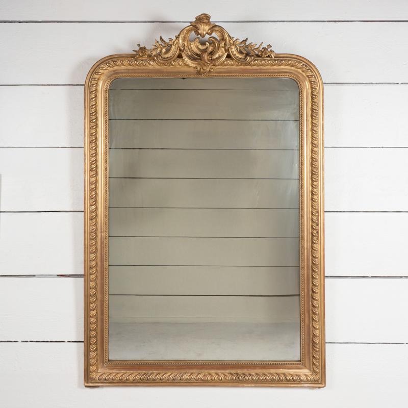 Specchio francese in legno dorato molto grande del XIX secolo, intagliato con una bella doratura, piccolo frontone in stile Regency. Pavimento originale in vetro e parquet in legno.
Periodo di Napoleone III - Francia XIX secolo.

Altezza 171 cm -