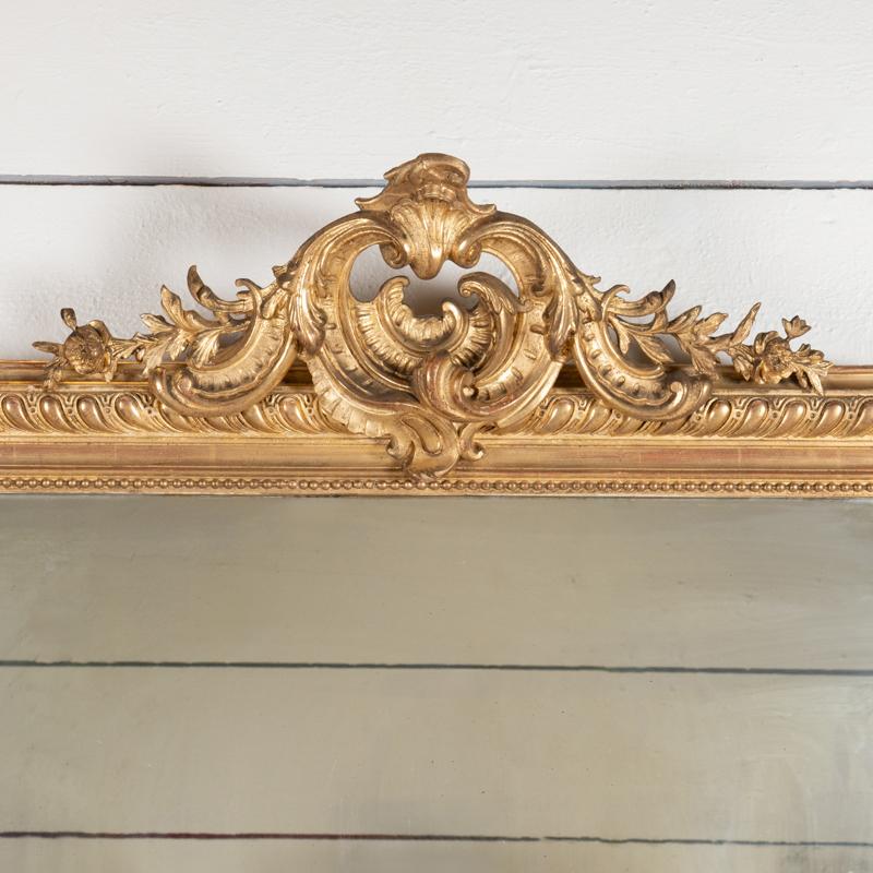 Napoleone III Specchio francese intagliato molto grande in stile Regency con piccolo frontone in vendita