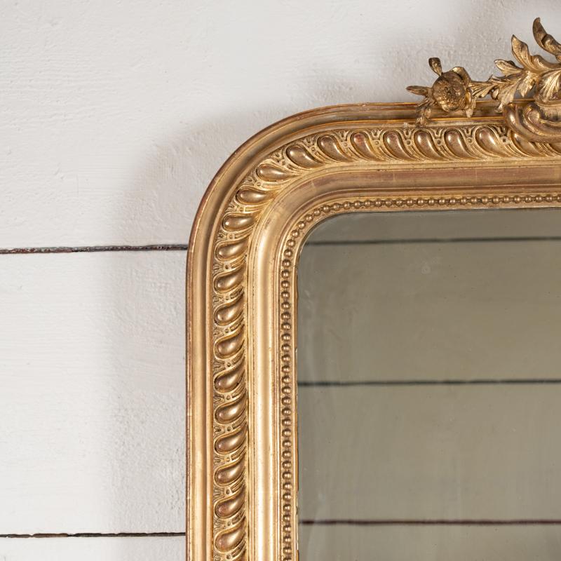 Francese Specchio francese intagliato molto grande in stile Regency con piccolo frontone in vendita