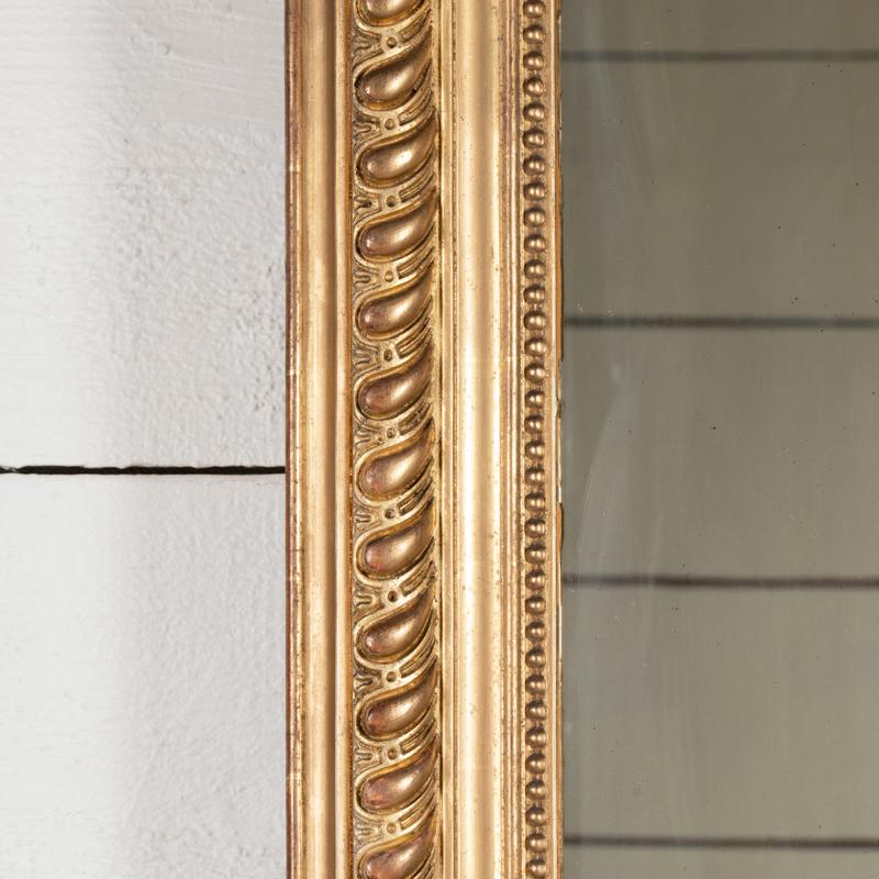 Specchio francese intagliato molto grande in stile Regency con piccolo frontone In condizioni buone in vendita a SAINT-OUEN-SUR-SEINE, FR