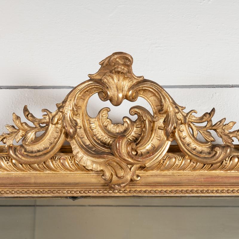 Fine XIX secolo Specchio francese intagliato molto grande in stile Regency con piccolo frontone in vendita