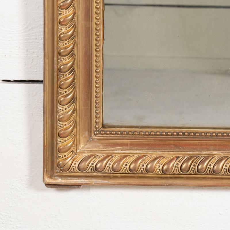 Foglia d’oro Specchio francese intagliato molto grande in stile Regency con piccolo frontone in vendita