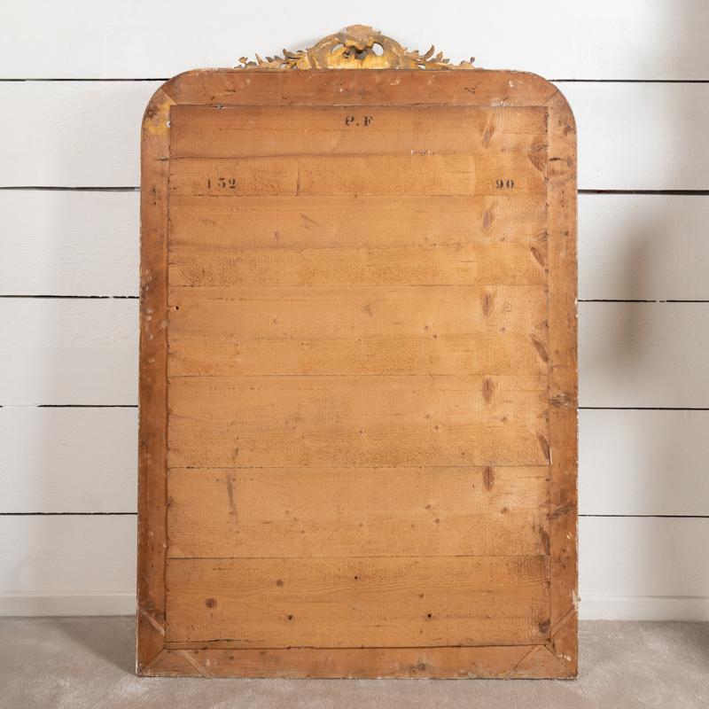 Specchio francese intagliato molto grande in stile Regency con piccolo frontone in vendita 1