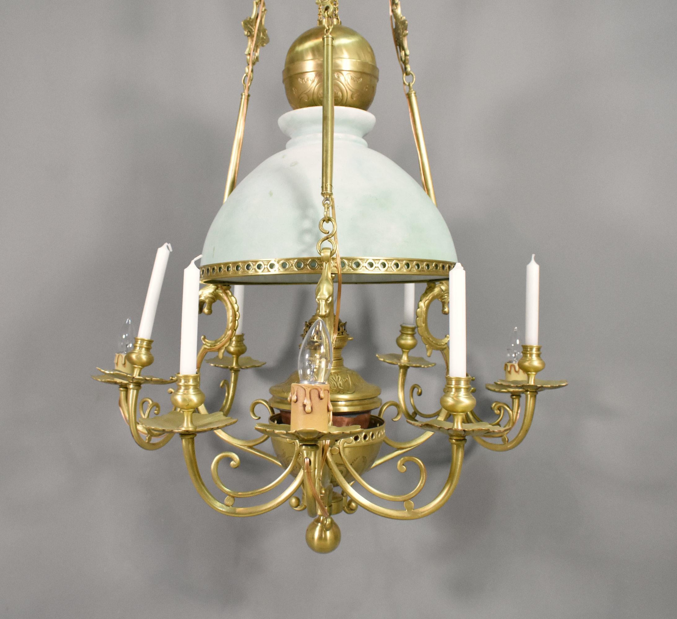 Très grand lustre français en bronze et opaline d'époque Napoléon III
 
Une magnifique lampe à huile en bronze transformé avec du caractère et du charme du dix-neuvième siècle.
 
Le lustre est doté d'un réservoir d'huile d'origine en cuivre et en