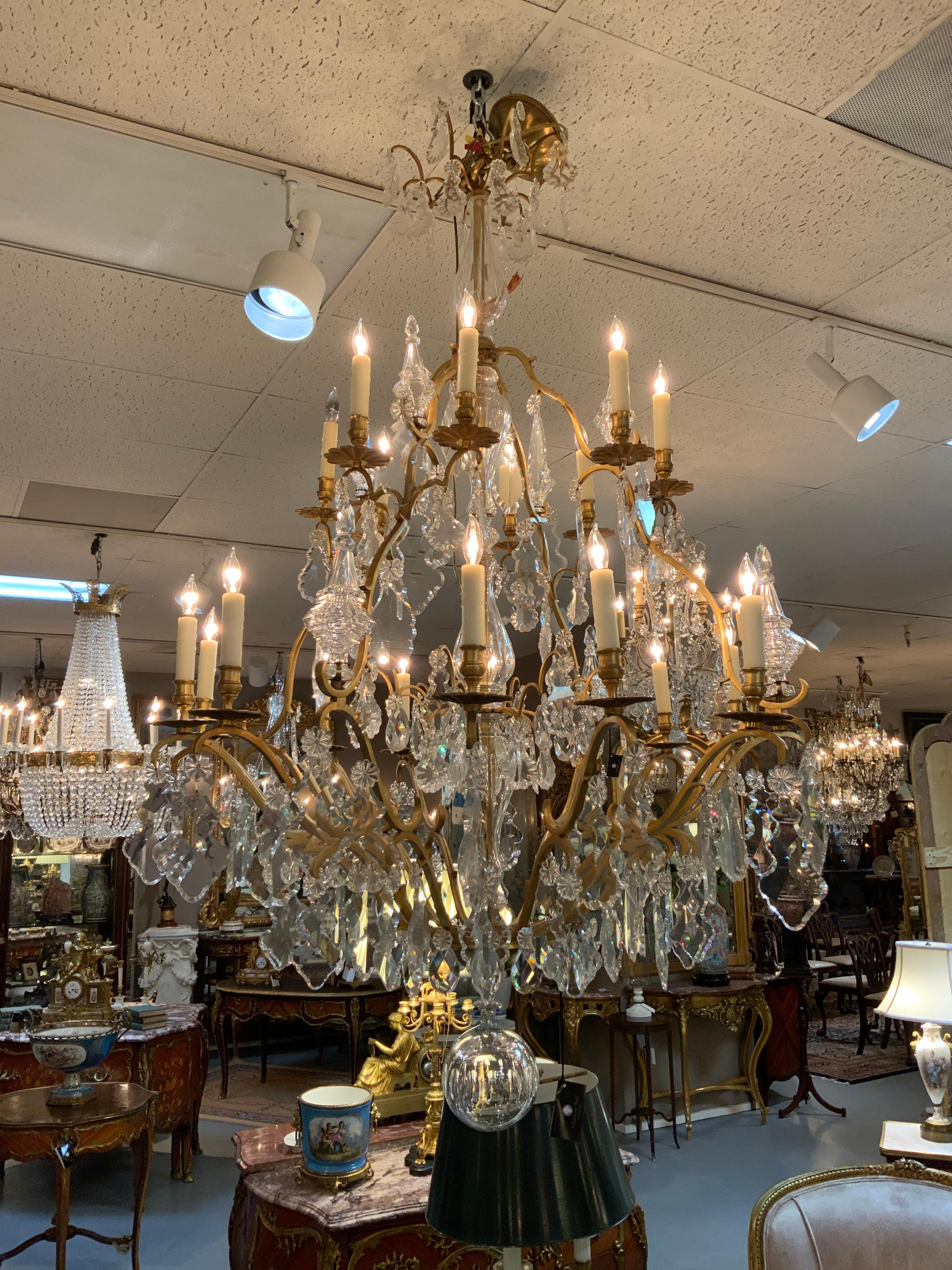 Très grand lustre à vingt lumières en bronze doré et cristal français en vente 4
