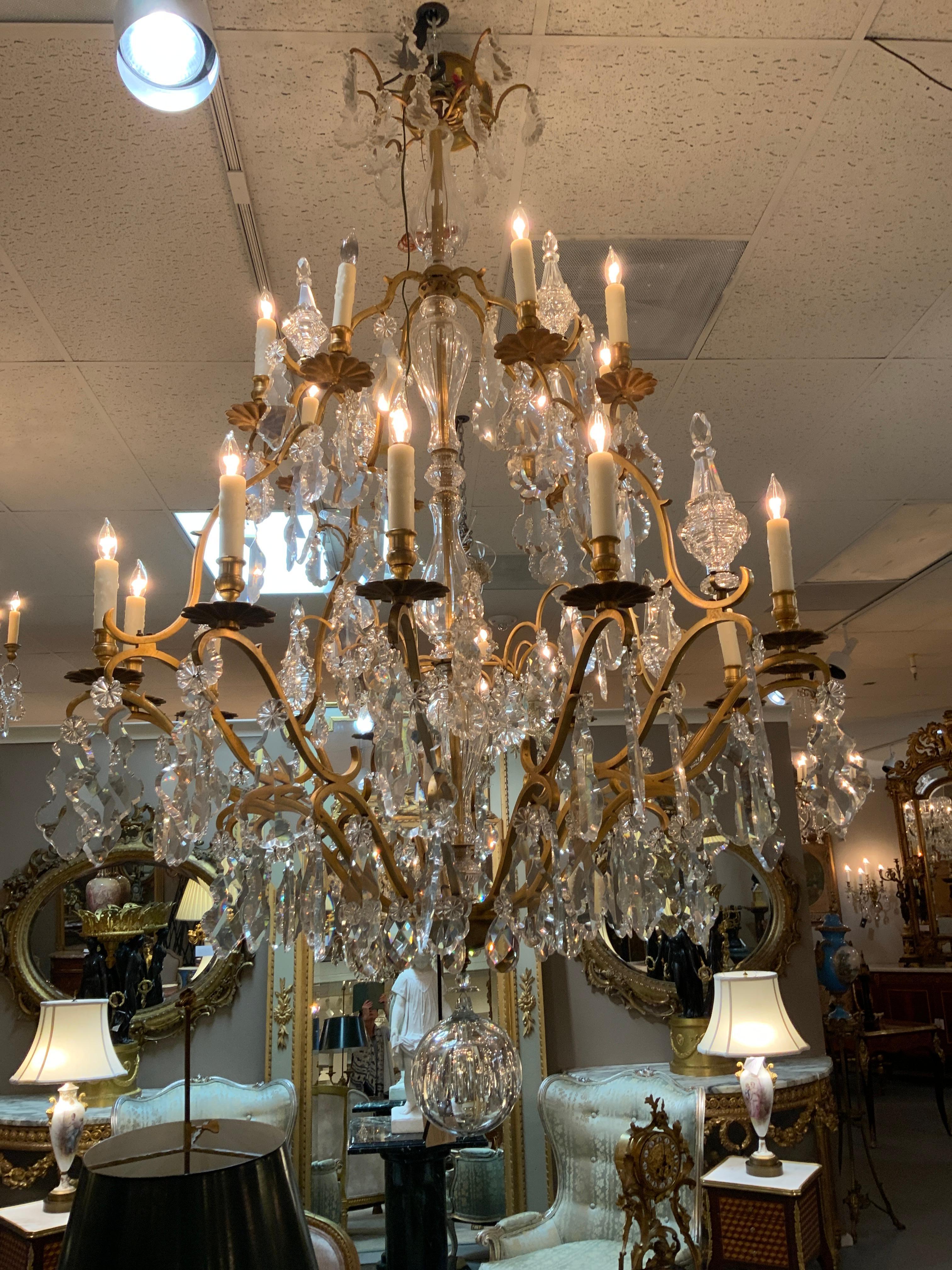 Très grand lustre à vingt lumières en bronze doré et cristal français en vente 5