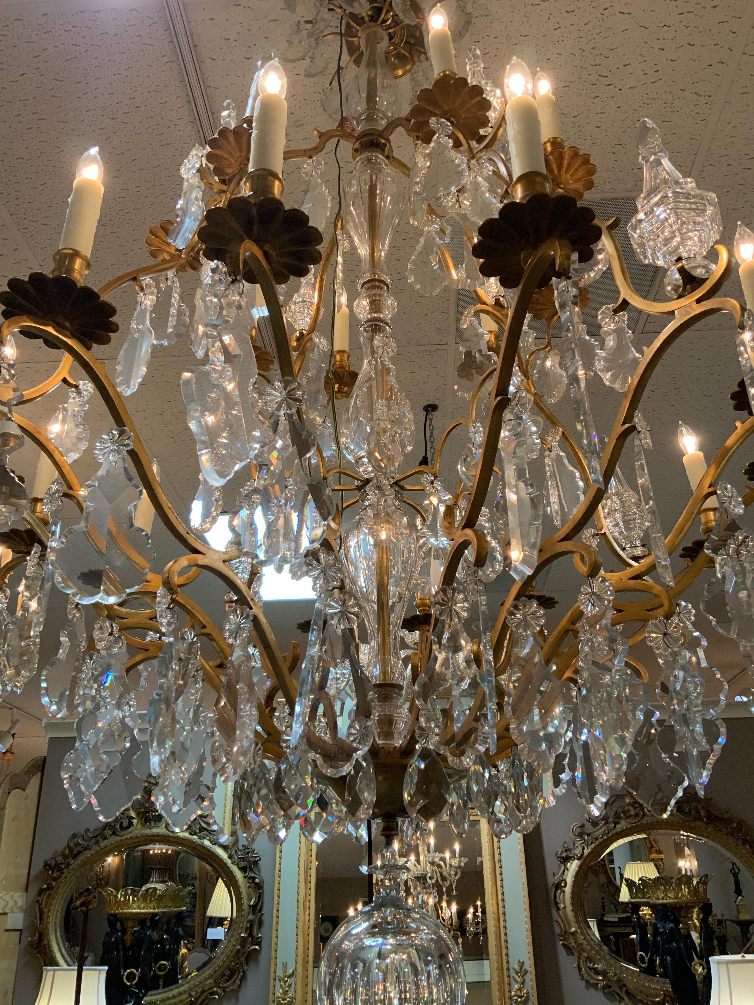 Très grand lustre à vingt lumières en bronze doré et cristal français en vente 6