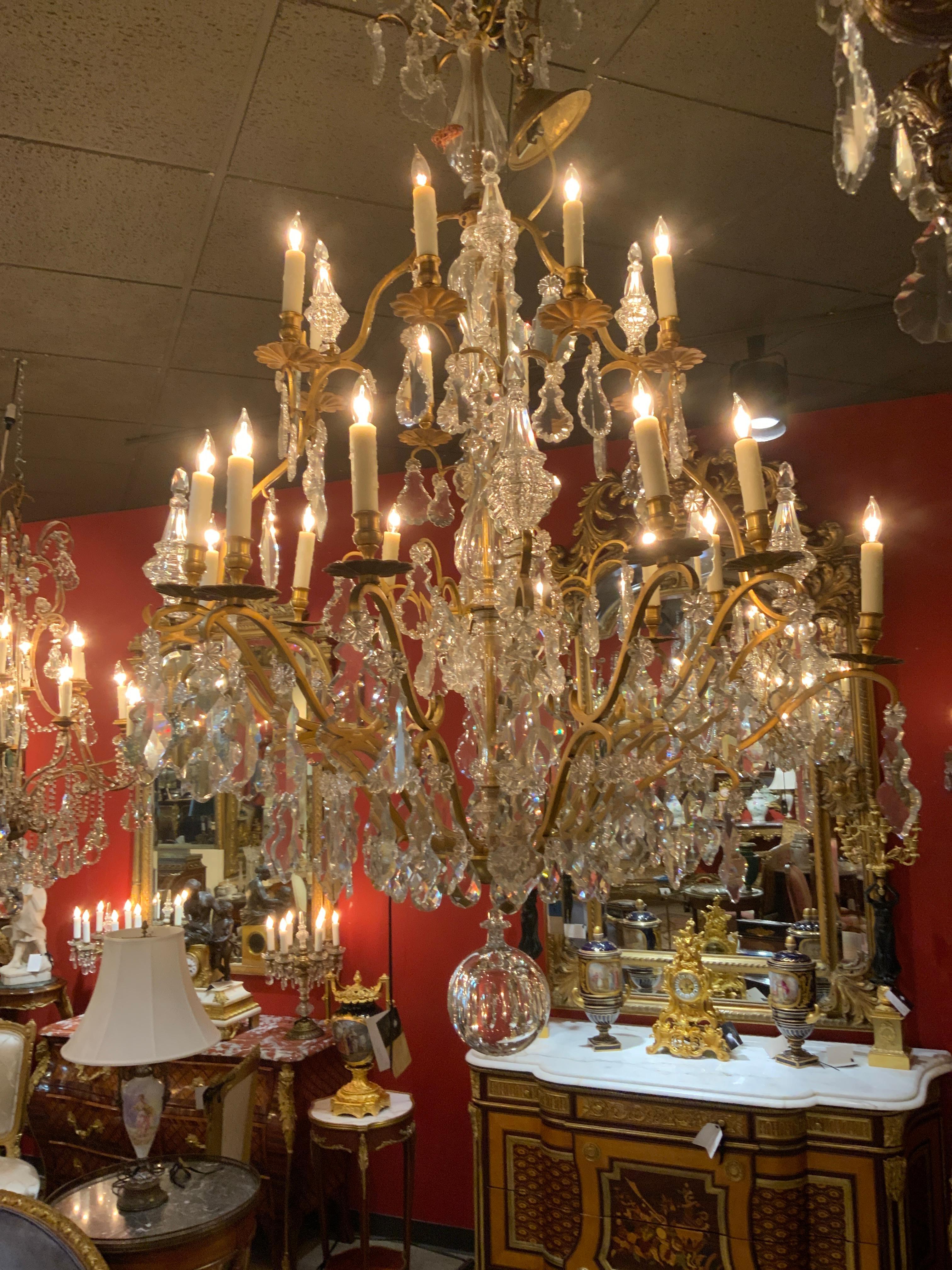 Très grand lustre français à vingt-deux lumières en bronze doré et cristal en vente 1