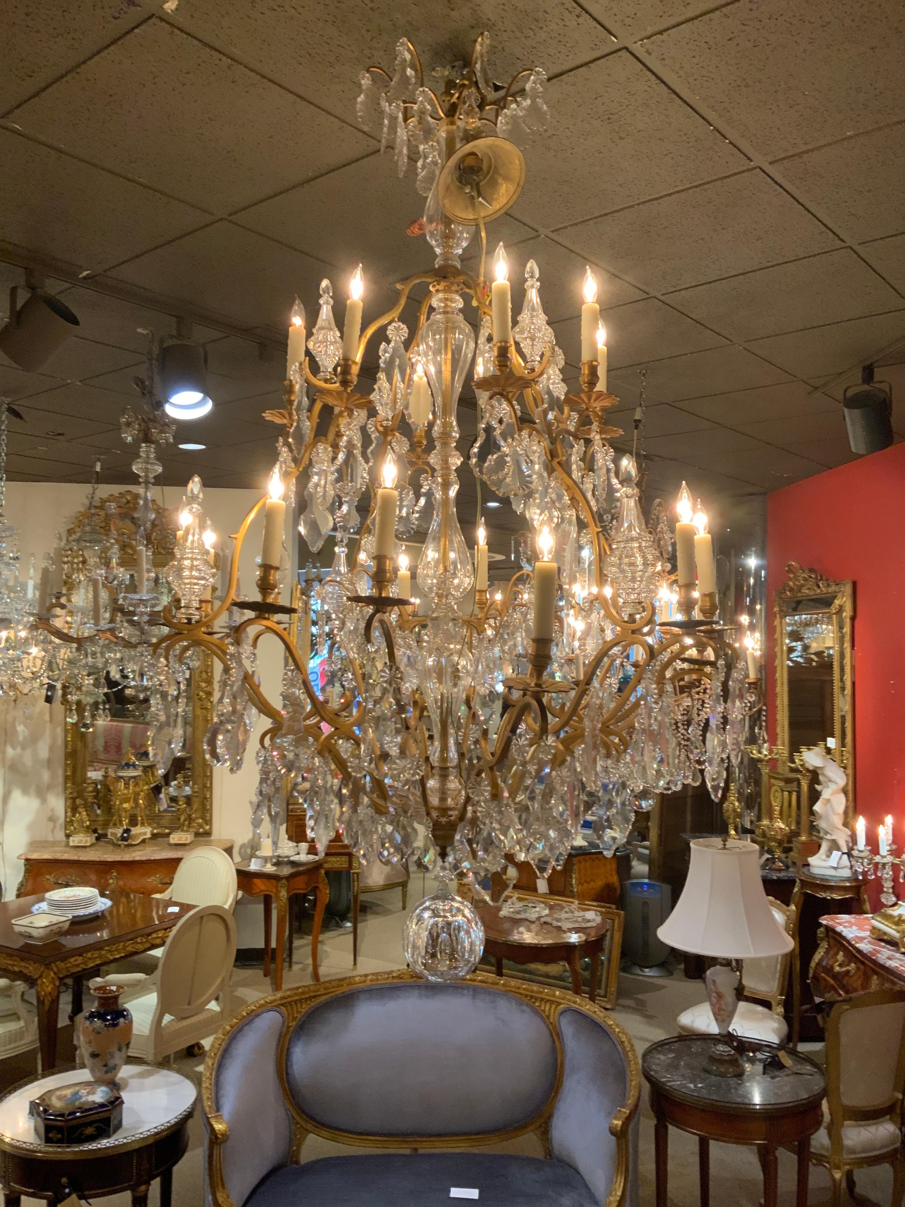 Très grand lustre français à vingt-deux lumières en bronze doré et cristal en vente 2