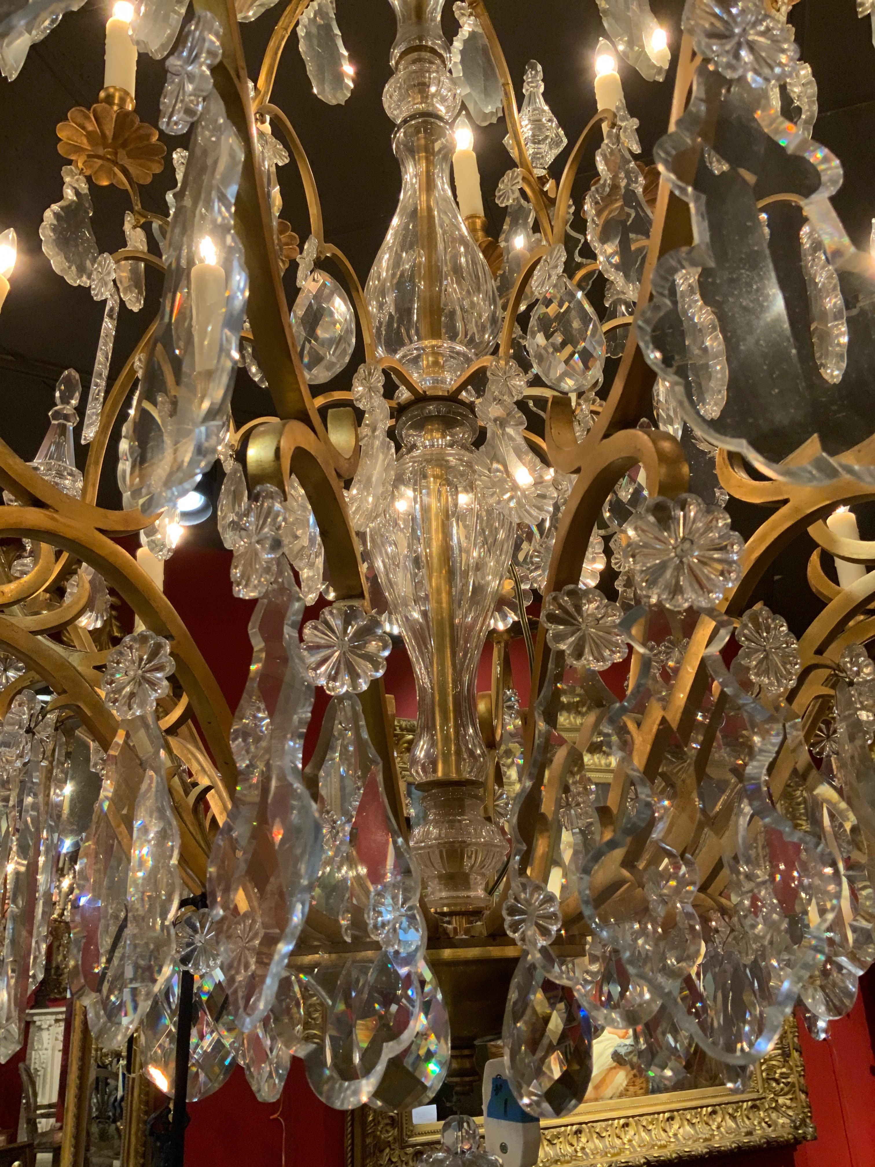 Très grand lustre français à vingt-deux lumières en bronze doré et cristal en vente 3