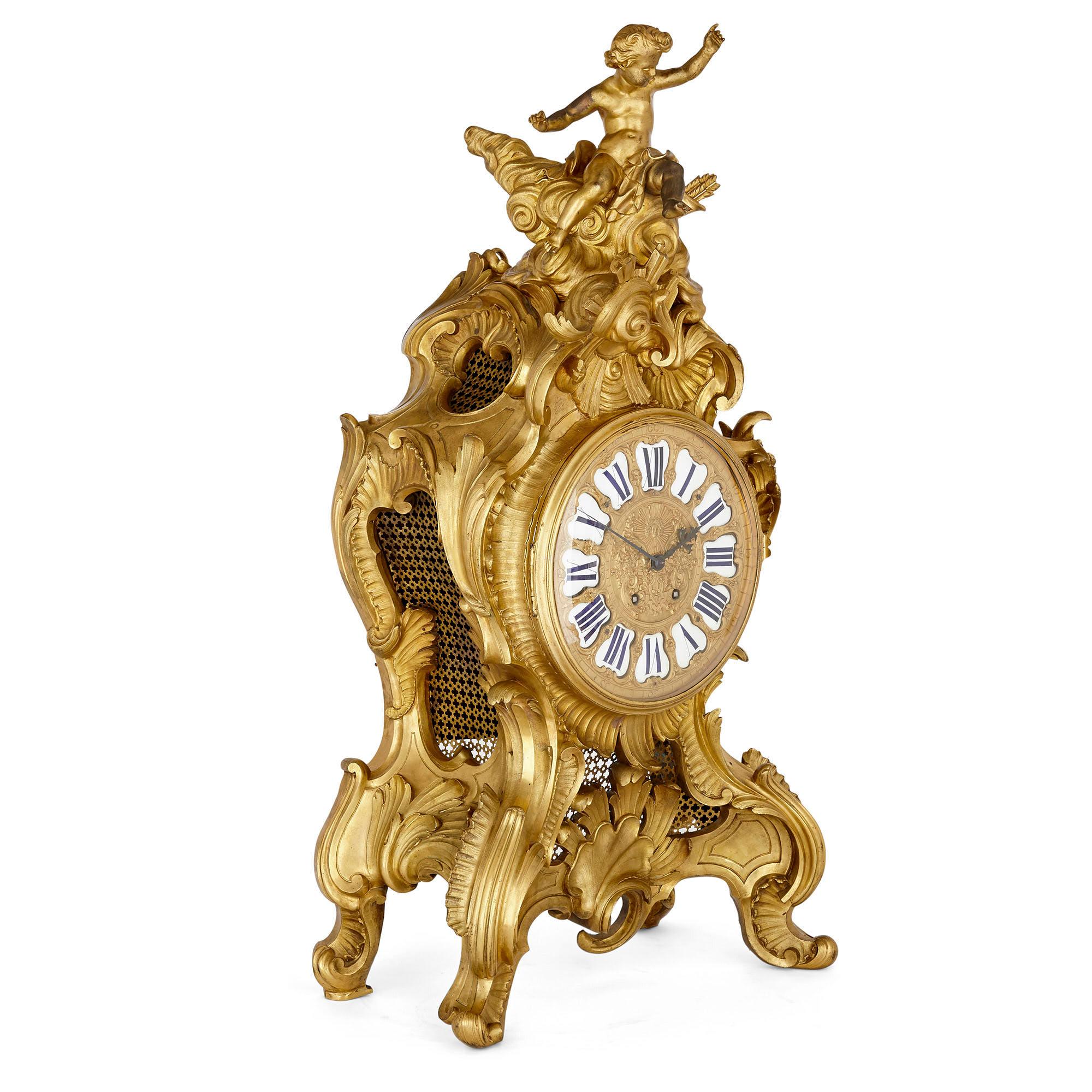 Sehr große französische Kaminsimsuhr im Stil Louis XV aus Ormolu
Französisch, um 1880
Maße: Höhe 98cm, Breite 50cm, Tiefe 27cm

Diese schöne Uhr aus dem 19. Jahrhundert ist mit einer Höhe von 98 cm ungewöhnlich groß und vermittelt ein