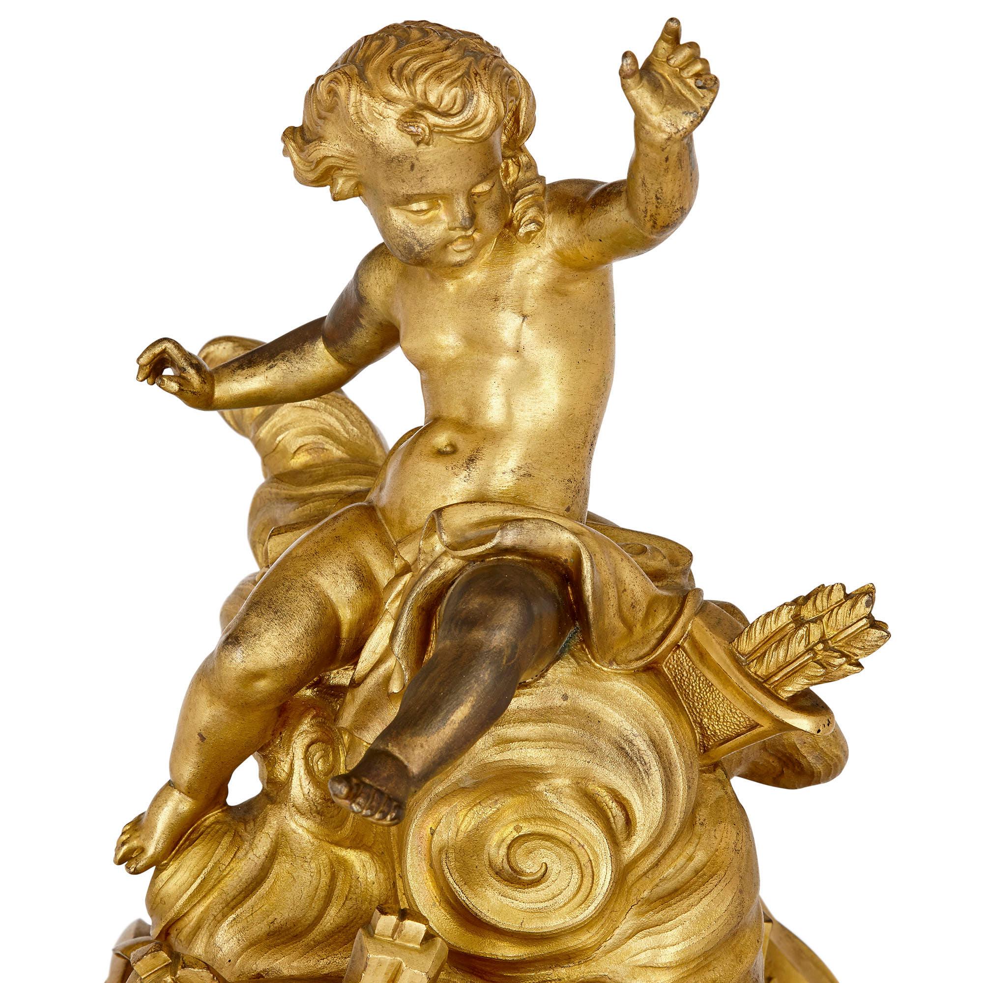 Große französische Goldbronze-Kaminuhr im Louis-XV-Stil (Vergoldet) im Angebot