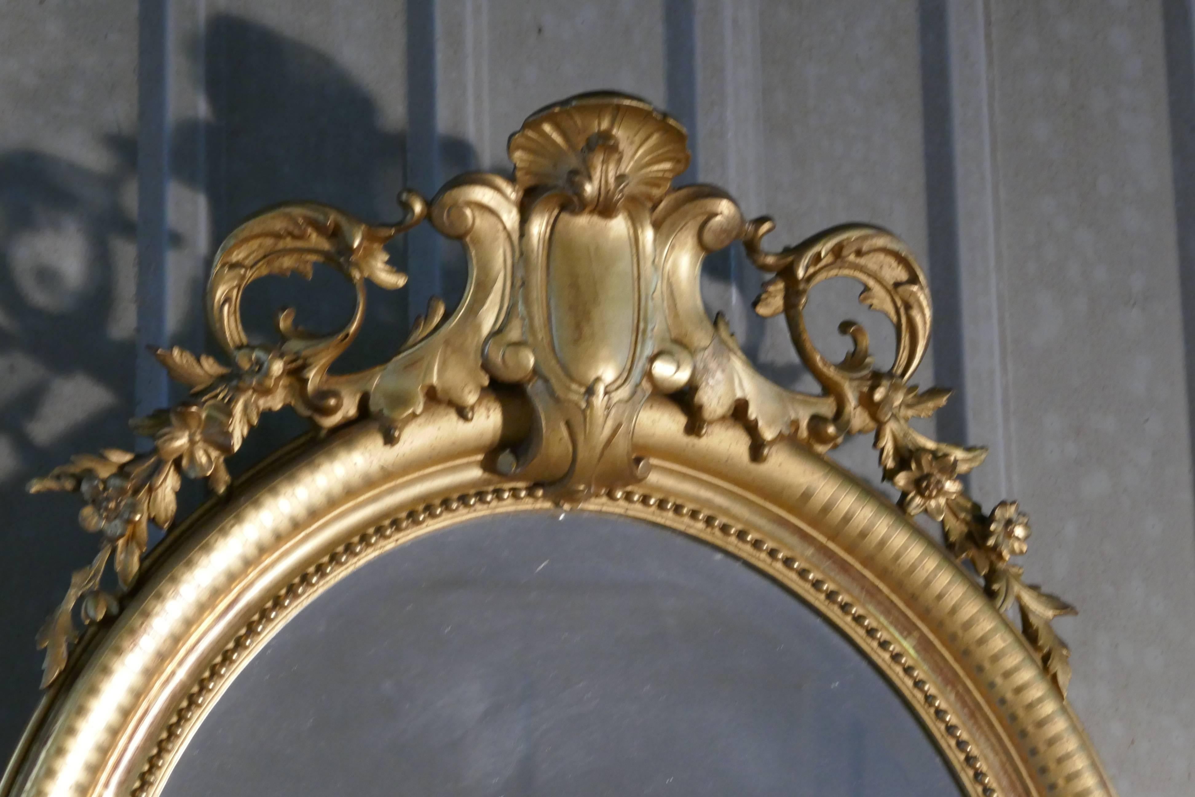 XIXe siècle Très grand miroir mural rococo ovale doré français en vente