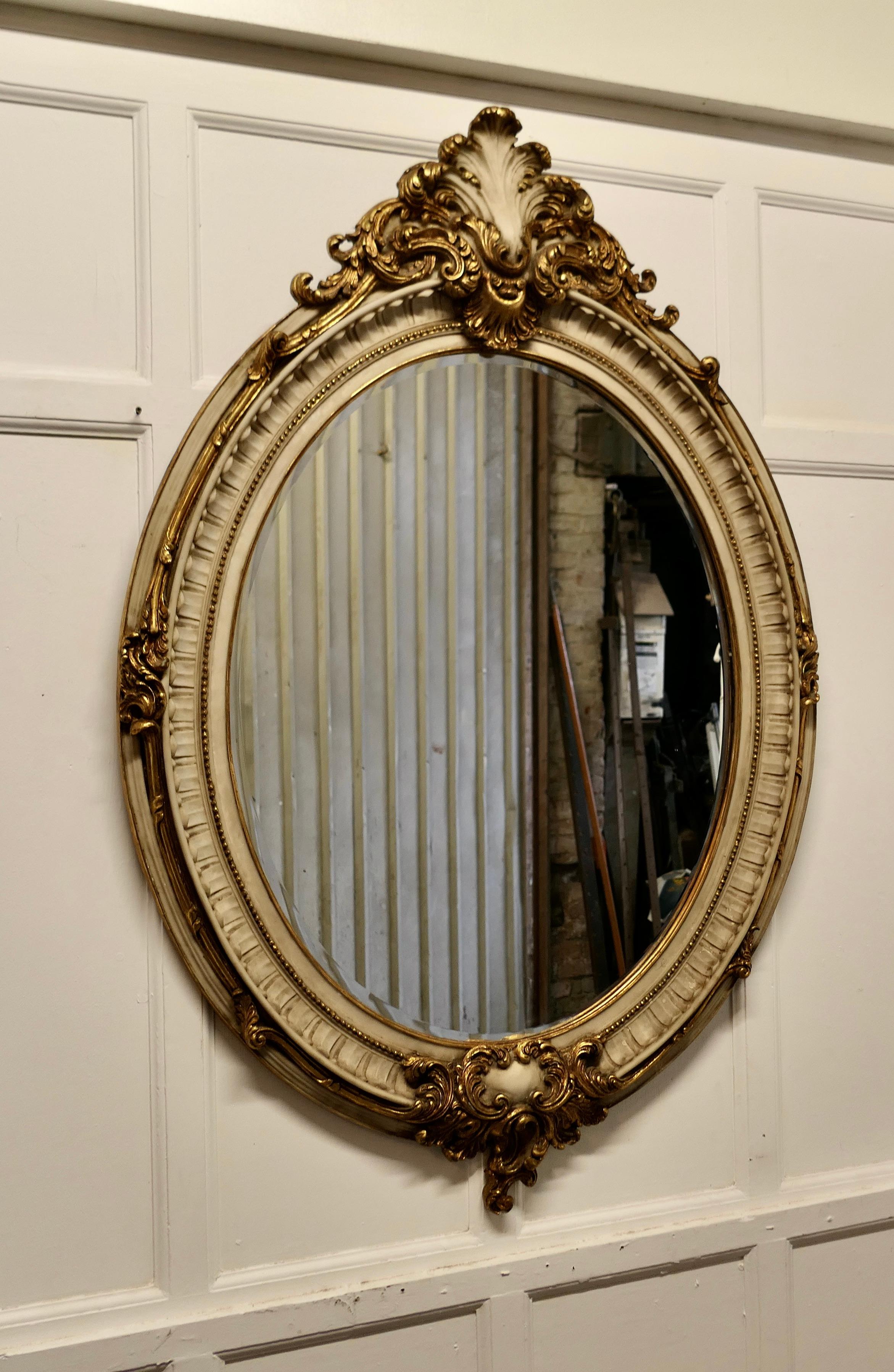 Très grand miroir mural ovale doré de style rococo français    en vente 4
