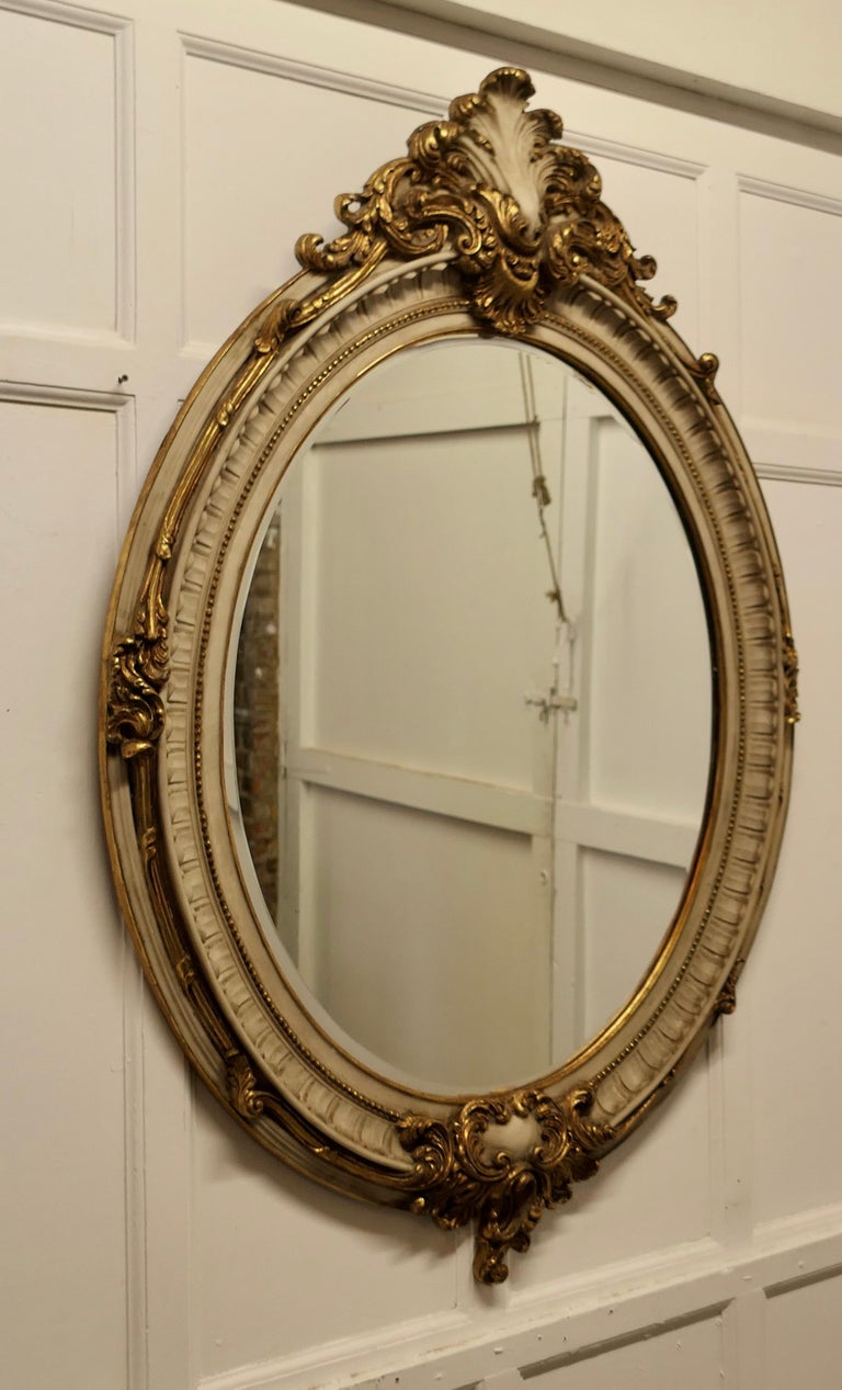 Très grand miroir mural ovale doré de style rococo français En vente ...