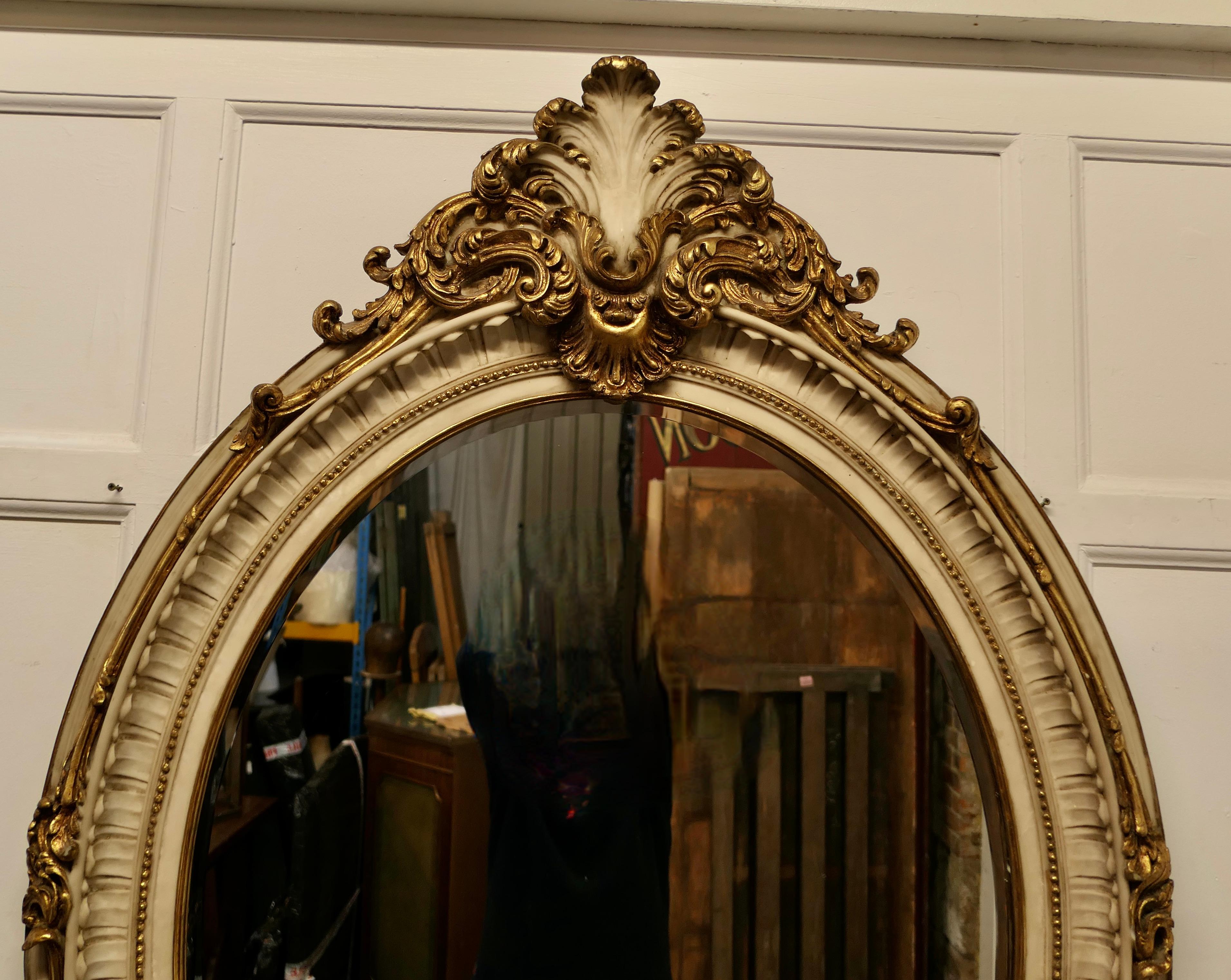 Composition Très grand miroir mural ovale doré de style rococo français    en vente