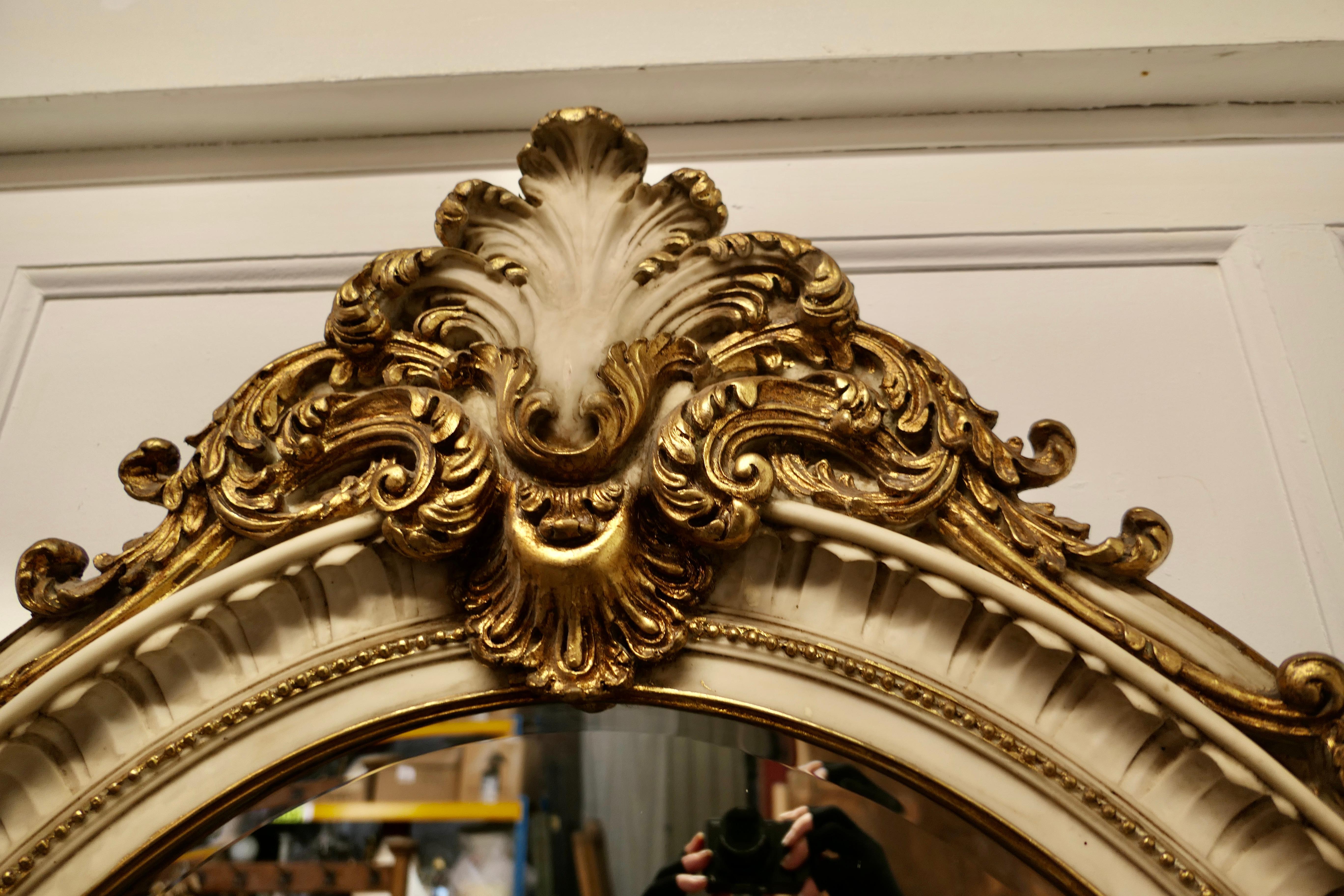 Très grand miroir mural ovale doré de style rococo français en vente 3