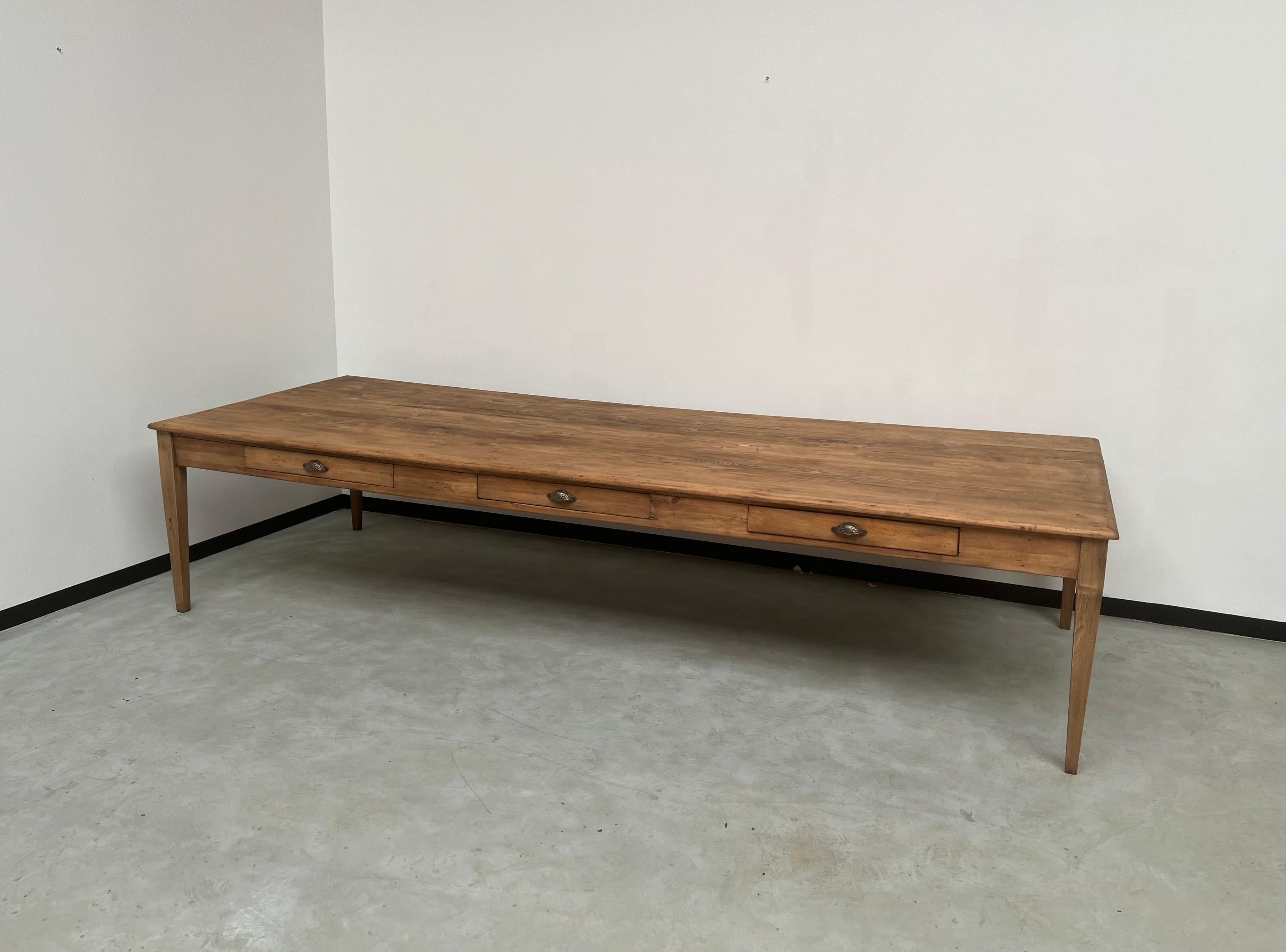 This superb farm table from the 50s is made of solid pine. It consists of 5 drawers + 1 false drawer taking the form of a decorative front). Each drawer measures 62 cm wide and 54 cm deep and stores cutlery, napkins and other table decorations. The