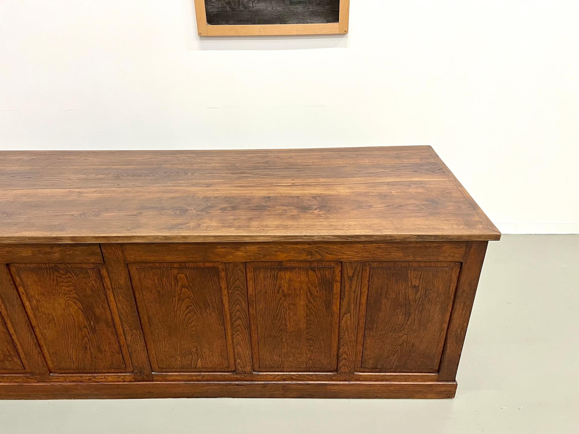 Very large french XXL oak sales counter In Good Condition For Sale In LYON, FR