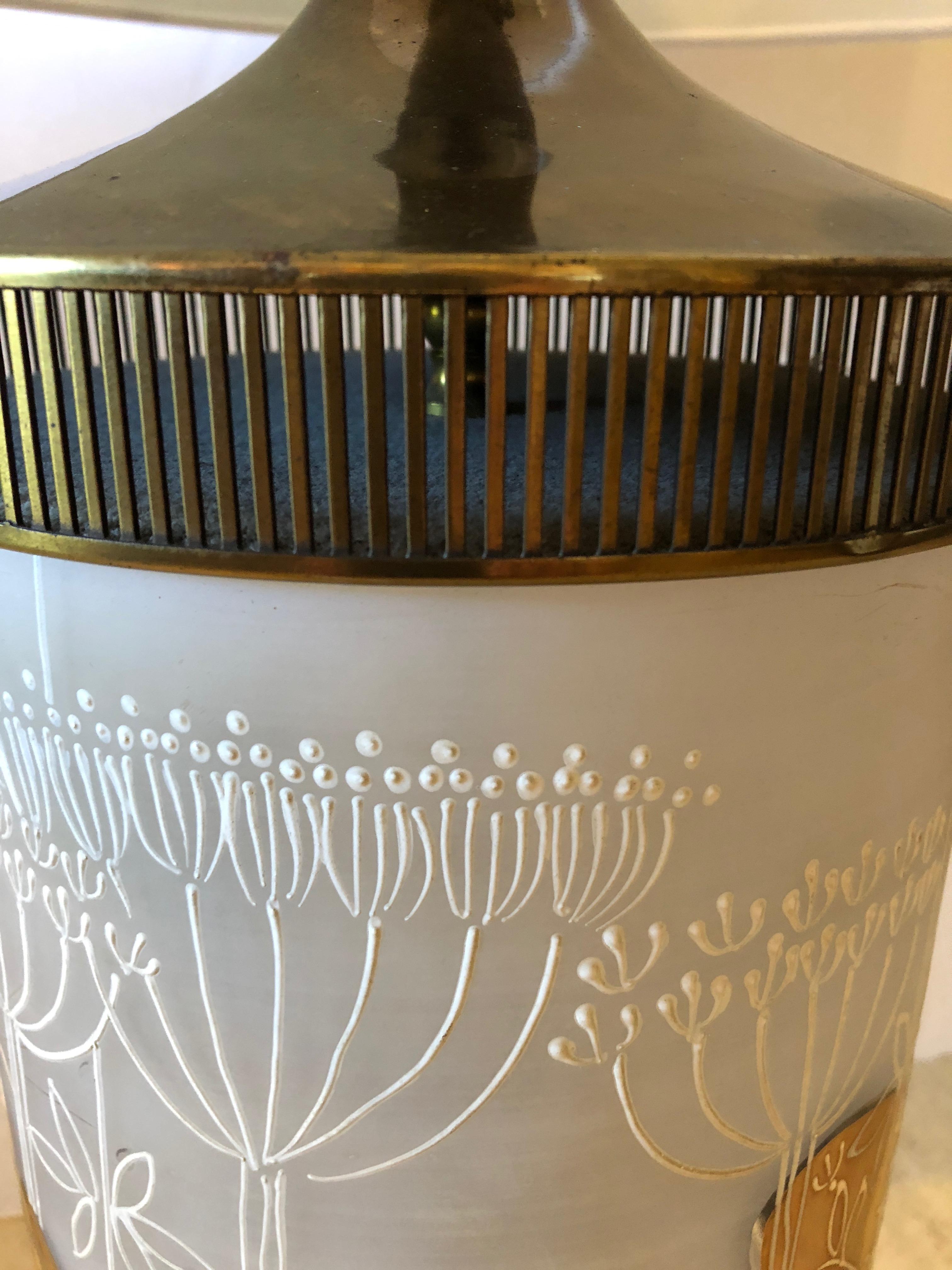 Zylindrische Mid-Century Modern-Tischlampe mit Schmetterlingsmotiv aus der Mitte des Jahrhunderts im Zustand „Hervorragend“ im Angebot in Hopewell, NJ